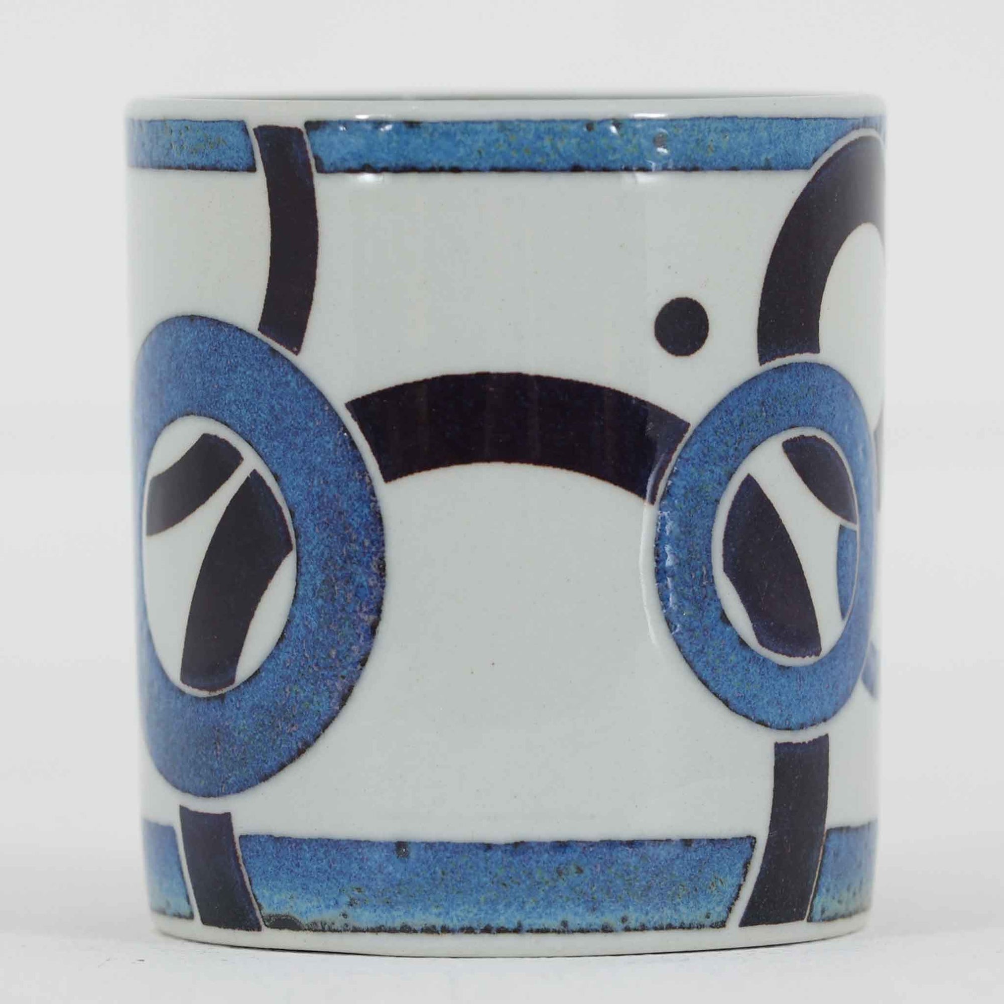 ロイヤルコペンハーゲンが誇る特別なコレクションであるイヤーマグ。1967年から2014年まで毎年制作され、その年のために選ばれたアーティストによってデザインされました。1986年までは熟練した職人によるハンドペイントで絵付けされており、手作業ならではの温かみと、一つひとつ異なる表情が魅力です。1987年以降はプリントで描かれるようになり、より洗練されたモダンなデザインが楽しめます。時代を超えて愛されるイヤーマグは、その年を彩ったアーティストの感性や、当時の時代背景を映し出す貴重なコレクションです。ご自身や大切な人の生まれた年のマグを探したり、記念の年を祝う特別なギフトとして選んだりするのも素敵です。