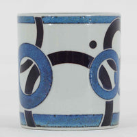 ロイヤルコペンハーゲンが誇る特別なコレクションであるイヤーマグ。1967年から2014年まで毎年制作され、その年のために選ばれたアーティストによってデザインされました。1986年までは熟練した職人によるハンドペイントで絵付けされており、手作業ならではの温かみと、一つひとつ異なる表情が魅力です。1987年以降はプリントで描かれるようになり、より洗練されたモダンなデザインが楽しめます。時代を超えて愛されるイヤーマグは、その年を彩ったアーティストの感性や、当時の時代背景を映し出す貴重なコレクションです。ご自身や大切な人の生まれた年のマグを探したり、記念の年を祝う特別なギフトとして選んだりするのも素敵です。