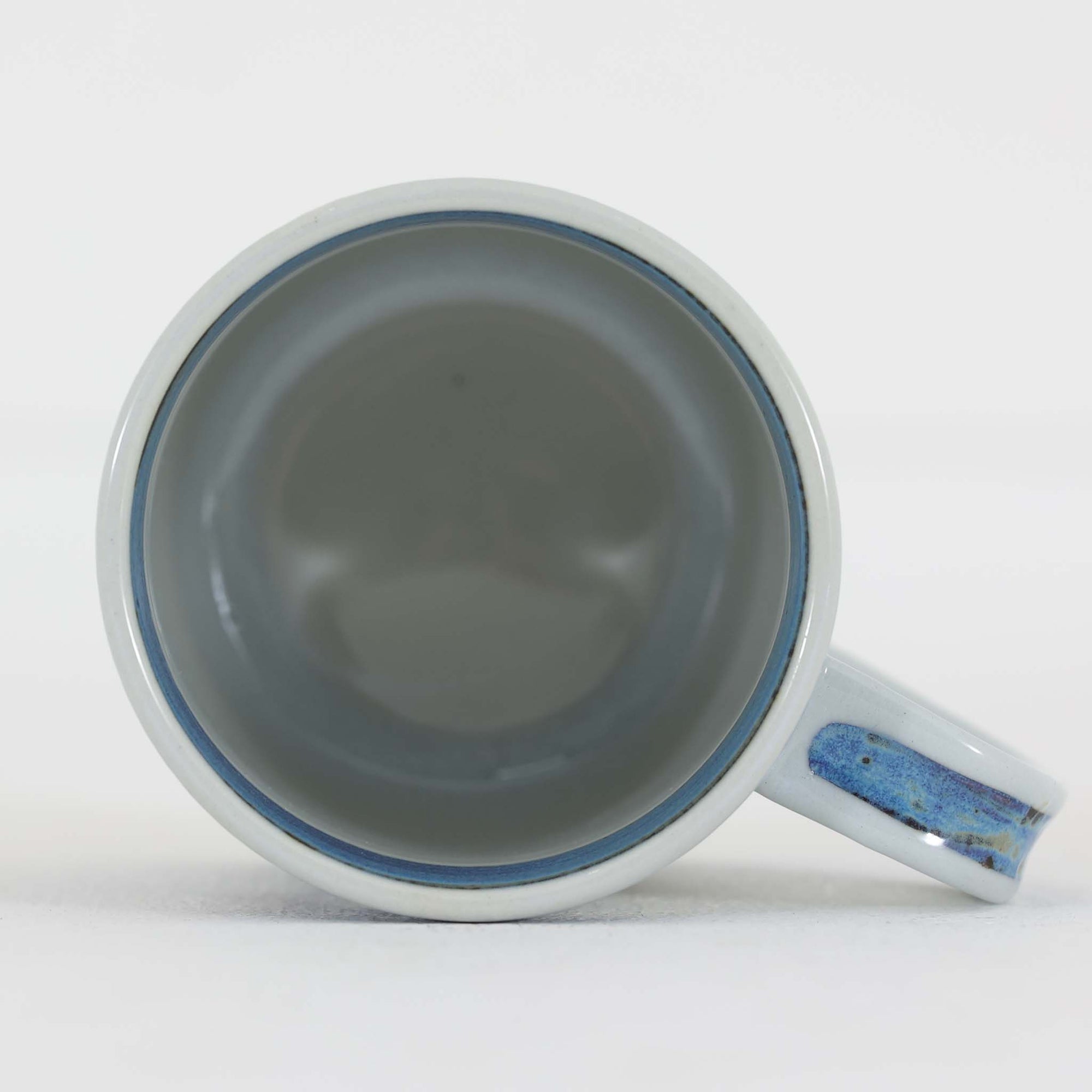 ロイヤルコペンハーゲンが誇る特別なコレクションであるイヤーマグ。1967年から2014年まで毎年制作され、その年のために選ばれたアーティストによってデザインされました。1986年までは熟練した職人によるハンドペイントで絵付けされており、手作業ならではの温かみと、一つひとつ異なる表情が魅力です。1987年以降はプリントで描かれるようになり、より洗練されたモダンなデザインが楽しめます。時代を超えて愛されるイヤーマグは、その年を彩ったアーティストの感性や、当時の時代背景を映し出す貴重なコレクションです。ご自身や大切な人の生まれた年のマグを探したり、記念の年を祝う特別なギフトとして選んだりするのも素敵です。