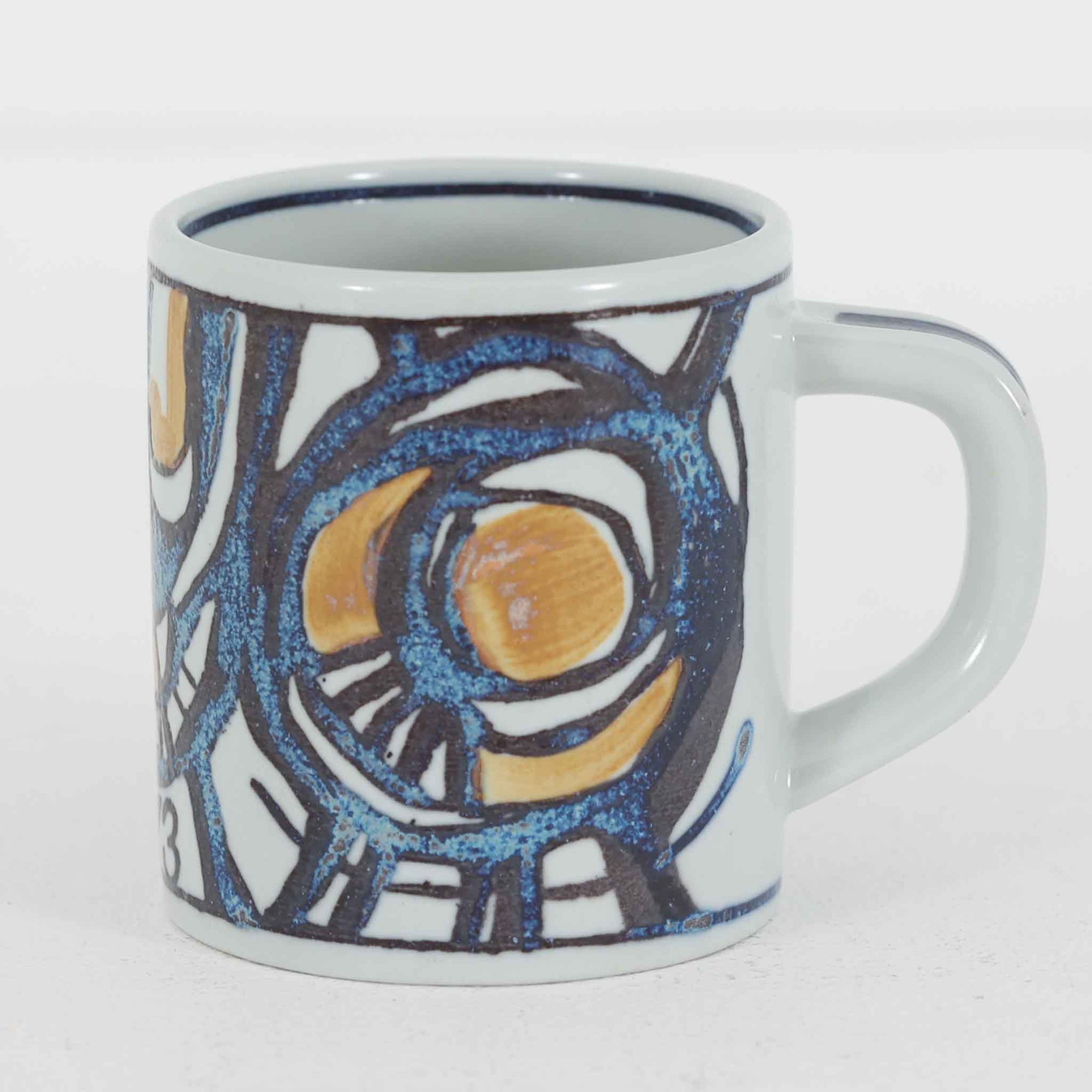 ロイヤルコペンハーゲンが誇る特別なコレクションであるイヤーマグ。1967年から2014年まで毎年制作され、その年のために選ばれたアーティストによってデザインされました。1986年までは熟練した職人によるハンドペイントで絵付けされており、手作業ならではの温かみと、一つひとつ異なる表情が魅力です。1987年以降はプリントで描かれるようになり、より洗練されたモダンなデザインが楽しめます。時代を超えて愛されるイヤーマグは、その年を彩ったアーティストの感性や、当時の時代背景を映し出す貴重なコレクションです。ご自身や大切な人の生まれた年のマグを探したり、記念の年を祝う特別なギフトとして選んだりするのも素敵です。