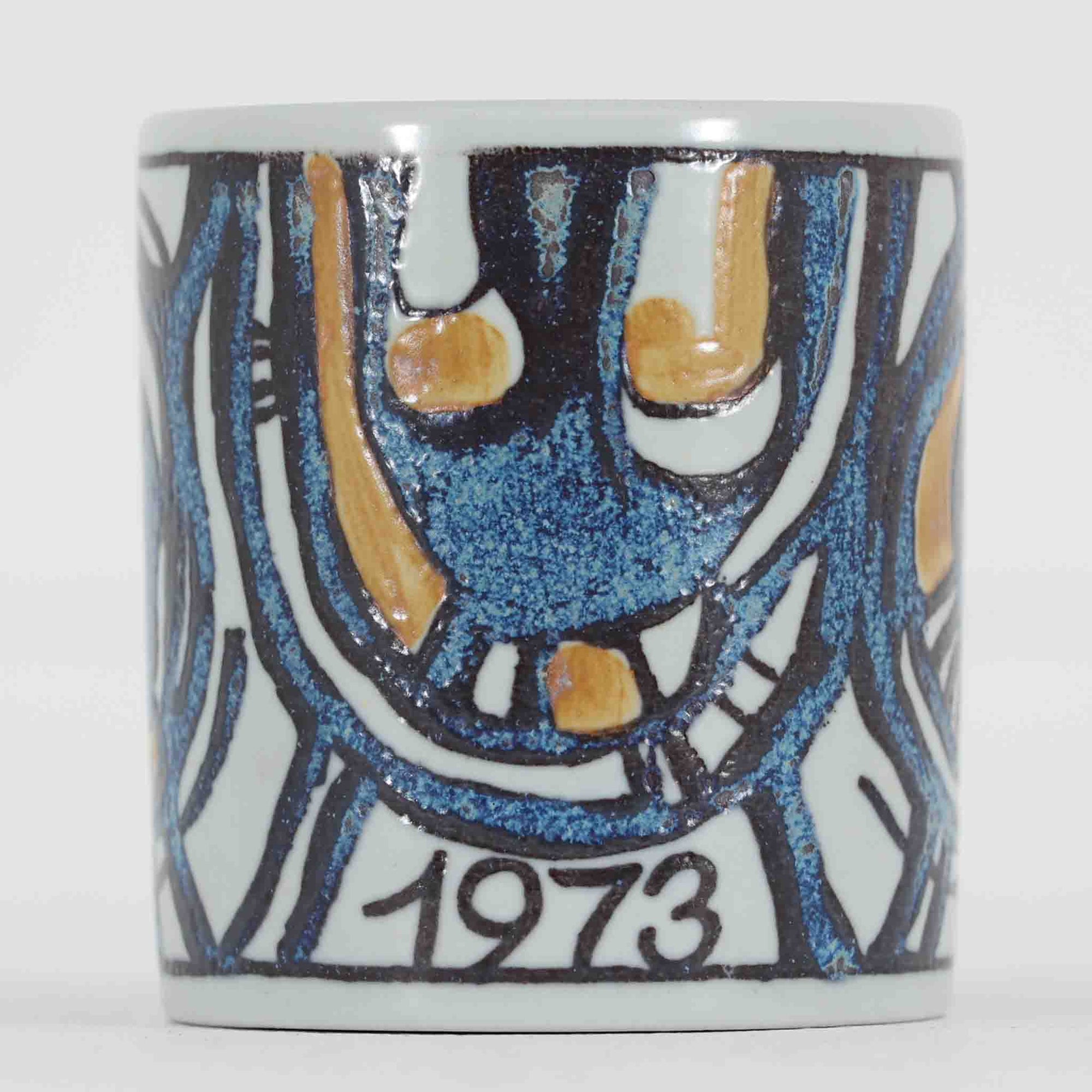 ロイヤルコペンハーゲンが誇る特別なコレクションであるイヤーマグ。1967年から2014年まで毎年制作され、その年のために選ばれたアーティストによってデザインされました。1986年までは熟練した職人によるハンドペイントで絵付けされており、手作業ならではの温かみと、一つひとつ異なる表情が魅力です。1987年以降はプリントで描かれるようになり、より洗練されたモダンなデザインが楽しめます。時代を超えて愛されるイヤーマグは、その年を彩ったアーティストの感性や、当時の時代背景を映し出す貴重なコレクションです。ご自身や大切な人の生まれた年のマグを探したり、記念の年を祝う特別なギフトとして選んだりするのも素敵です。