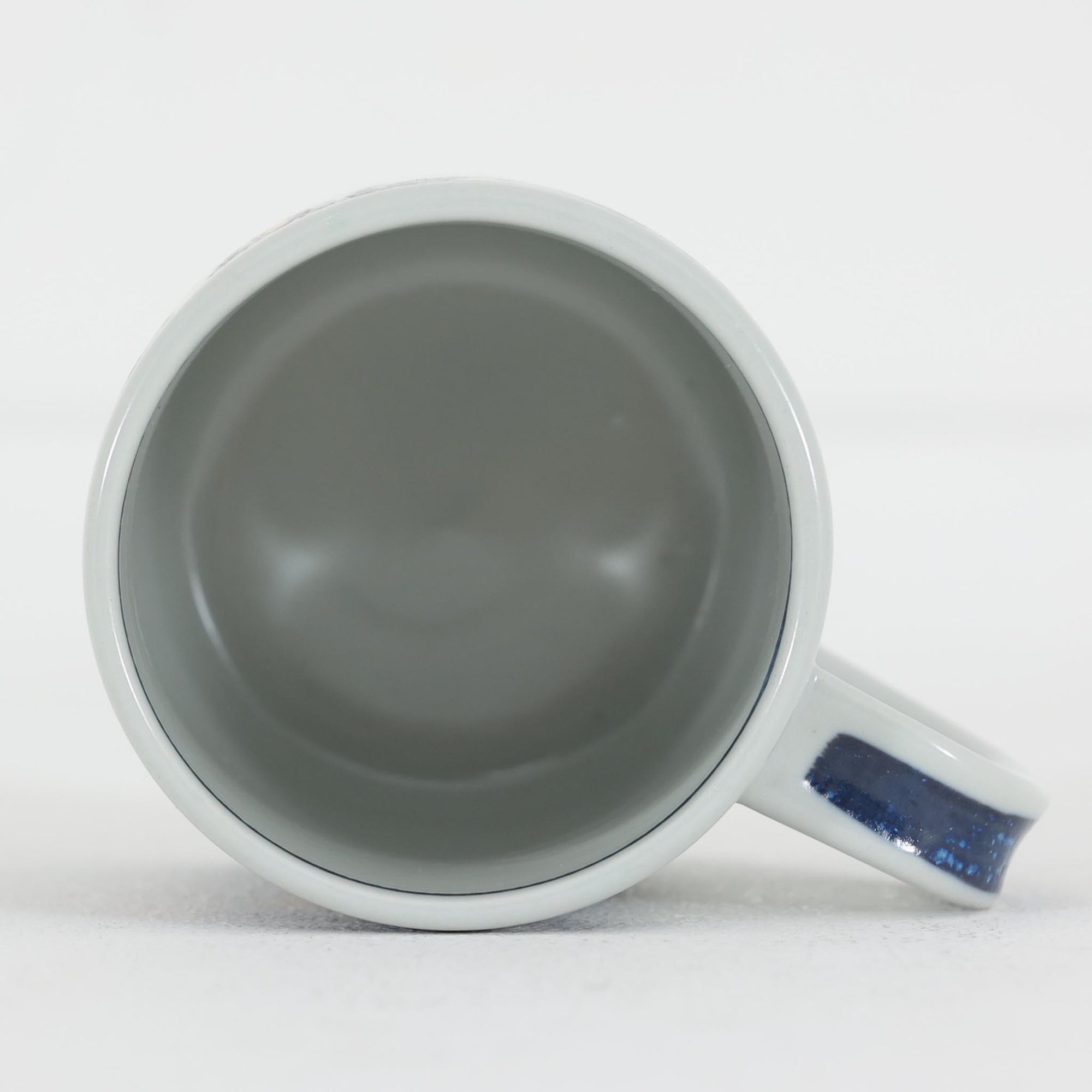 ロイヤルコペンハーゲンが誇る特別なコレクションであるイヤーマグ。1967年から2014年まで毎年制作され、その年のために選ばれたアーティストによってデザインされました。1986年までは熟練した職人によるハンドペイントで絵付けされており、手作業ならではの温かみと、一つひとつ異なる表情が魅力です。1987年以降はプリントで描かれるようになり、より洗練されたモダンなデザインが楽しめます。時代を超えて愛されるイヤーマグは、その年を彩ったアーティストの感性や、当時の時代背景を映し出す貴重なコレクションです。ご自身や大切な人の生まれた年のマグを探したり、記念の年を祝う特別なギフトとして選んだりするのも素敵です。