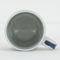 ロイヤルコペンハーゲンが誇る特別なコレクションであるイヤーマグ。1967年から2014年まで毎年制作され、その年のために選ばれたアーティストによってデザインされました。1986年までは熟練した職人によるハンドペイントで絵付けされており、手作業ならではの温かみと、一つひとつ異なる表情が魅力です。1987年以降はプリントで描かれるようになり、より洗練されたモダンなデザインが楽しめます。時代を超えて愛されるイヤーマグは、その年を彩ったアーティストの感性や、当時の時代背景を映し出す貴重なコレクションです。ご自身や大切な人の生まれた年のマグを探したり、記念の年を祝う特別なギフトとして選んだりするのも素敵です。