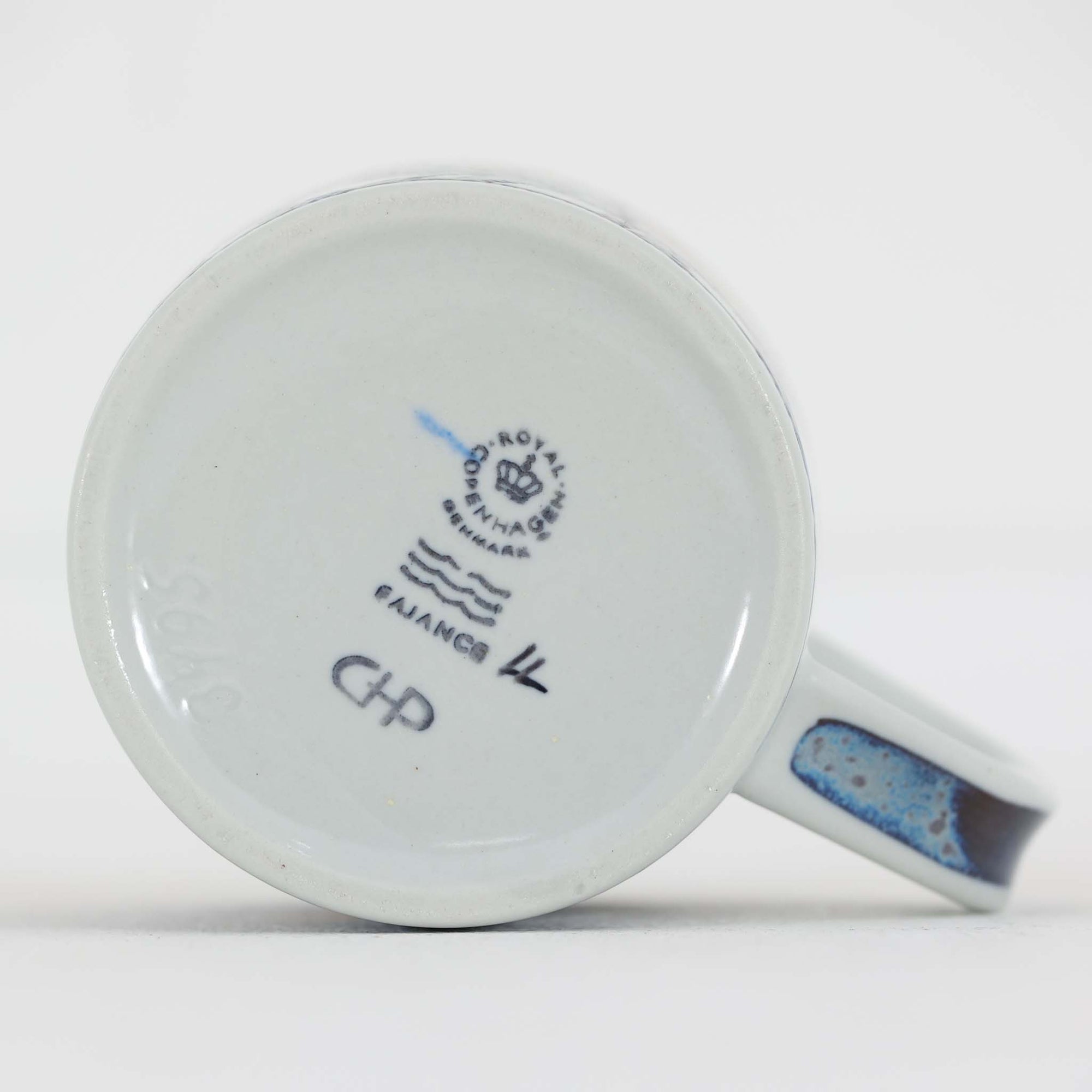 ロイヤルコペンハーゲンが誇る特別なコレクションであるイヤーマグ。1967年から2014年まで毎年制作され、その年のために選ばれたアーティストによってデザインされました。1986年までは熟練した職人によるハンドペイントで絵付けされており、手作業ならではの温かみと、一つひとつ異なる表情が魅力です。1987年以降はプリントで描かれるようになり、より洗練されたモダンなデザインが楽しめます。時代を超えて愛されるイヤーマグは、その年を彩ったアーティストの感性や、当時の時代背景を映し出す貴重なコレクションです。ご自身や大切な人の生まれた年のマグを探したり、記念の年を祝う特別なギフトとして選んだりするのも素敵です。