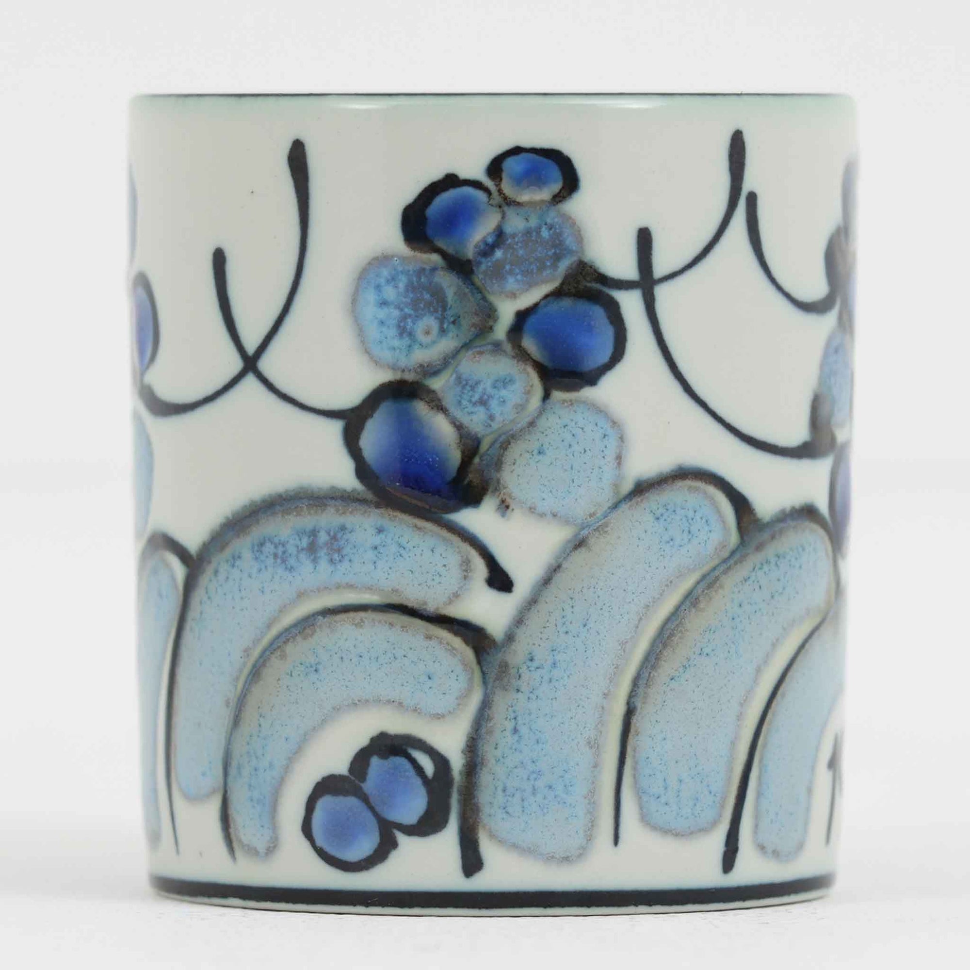 ロイヤルコペンハーゲンが誇る特別なコレクションであるイヤーマグ。1967年から2014年まで毎年制作され、その年のために選ばれたアーティストによってデザインされました。1986年までは熟練した職人によるハンドペイントで絵付けされており、手作業ならではの温かみと、一つひとつ異なる表情が魅力です。1987年以降はプリントで描かれるようになり、より洗練されたモダンなデザインが楽しめます。時代を超えて愛されるイヤーマグは、その年を彩ったアーティストの感性や、当時の時代背景を映し出す貴重なコレクションです。ご自身や大切な人の生まれた年のマグを探したり、記念の年を祝う特別なギフトとして選んだりするのも素敵です。