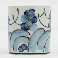 ロイヤルコペンハーゲンが誇る特別なコレクションであるイヤーマグ。1967年から2014年まで毎年制作され、その年のために選ばれたアーティストによってデザインされました。1986年までは熟練した職人によるハンドペイントで絵付けされており、手作業ならではの温かみと、一つひとつ異なる表情が魅力です。1987年以降はプリントで描かれるようになり、より洗練されたモダンなデザインが楽しめます。時代を超えて愛されるイヤーマグは、その年を彩ったアーティストの感性や、当時の時代背景を映し出す貴重なコレクションです。ご自身や大切な人の生まれた年のマグを探したり、記念の年を祝う特別なギフトとして選んだりするのも素敵です。