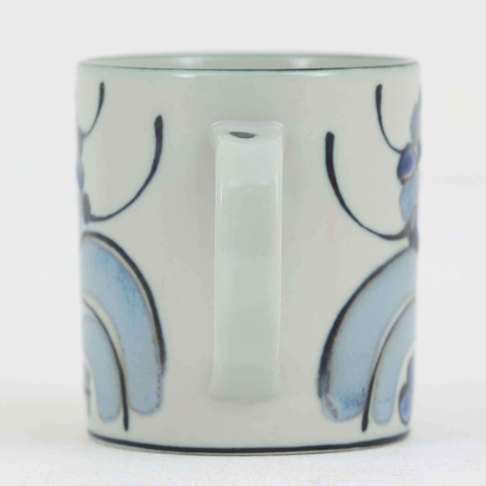 ロイヤルコペンハーゲンが誇る特別なコレクションであるイヤーマグ。1967年から2014年まで毎年制作され、その年のために選ばれたアーティストによってデザインされました。1986年までは熟練した職人によるハンドペイントで絵付けされており、手作業ならではの温かみと、一つひとつ異なる表情が魅力です。1987年以降はプリントで描かれるようになり、より洗練されたモダンなデザインが楽しめます。時代を超えて愛されるイヤーマグは、その年を彩ったアーティストの感性や、当時の時代背景を映し出す貴重なコレクションです。ご自身や大切な人の生まれた年のマグを探したり、記念の年を祝う特別なギフトとして選んだりするのも素敵です。