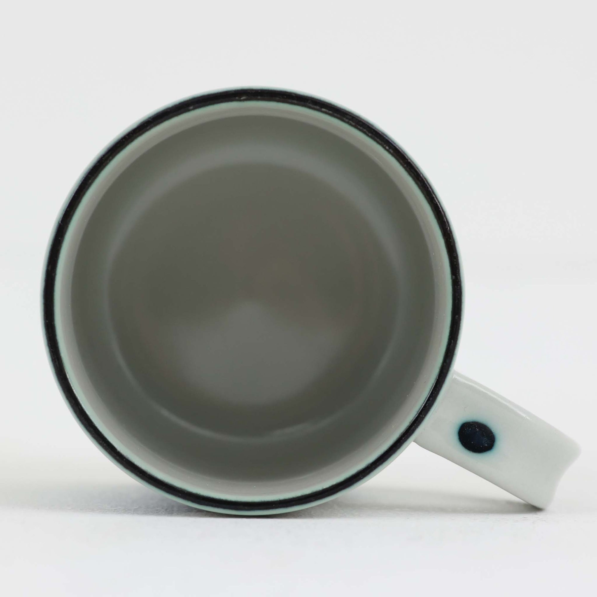 ロイヤルコペンハーゲンが誇る特別なコレクションであるイヤーマグ。1967年から2014年まで毎年制作され、その年のために選ばれたアーティストによってデザインされました。1986年までは熟練した職人によるハンドペイントで絵付けされており、手作業ならではの温かみと、一つひとつ異なる表情が魅力です。1987年以降はプリントで描かれるようになり、より洗練されたモダンなデザインが楽しめます。時代を超えて愛されるイヤーマグは、その年を彩ったアーティストの感性や、当時の時代背景を映し出す貴重なコレクションです。ご自身や大切な人の生まれた年のマグを探したり、記念の年を祝う特別なギフトとして選んだりするのも素敵です。