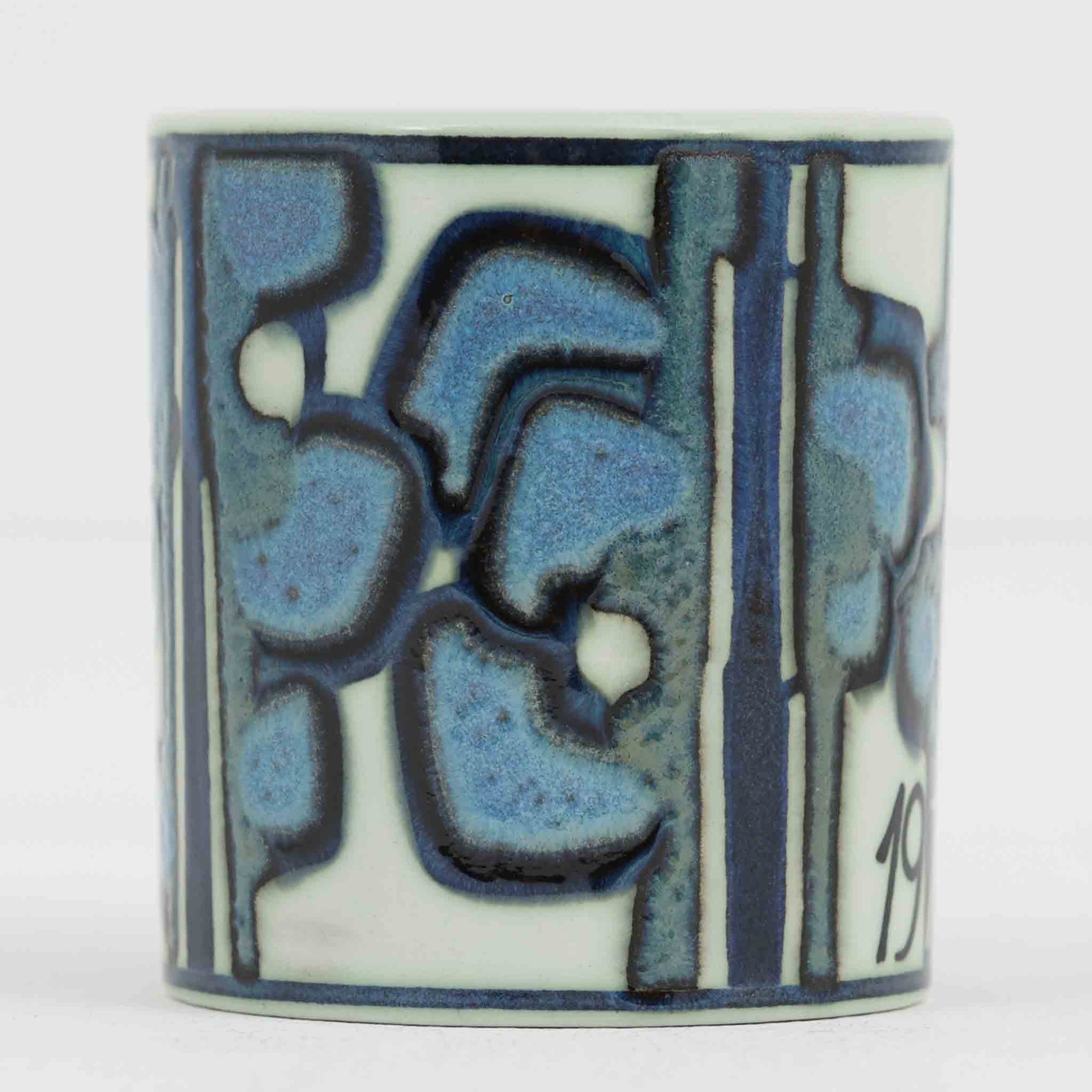 ロイヤルコペンハーゲンが誇る特別なコレクションであるイヤーマグ。1967年から2014年まで毎年制作され、その年のために選ばれたアーティストによってデザインされました。1986年までは熟練した職人によるハンドペイントで絵付けされており、手作業ならではの温かみと、一つひとつ異なる表情が魅力です。1987年以降はプリントで描かれるようになり、より洗練されたモダンなデザインが楽しめます。時代を超えて愛されるイヤーマグは、その年を彩ったアーティストの感性や、当時の時代背景を映し出す貴重なコレクションです。ご自身や大切な人の生まれた年のマグを探したり、記念の年を祝う特別なギフトとして選んだりするのも素敵です。