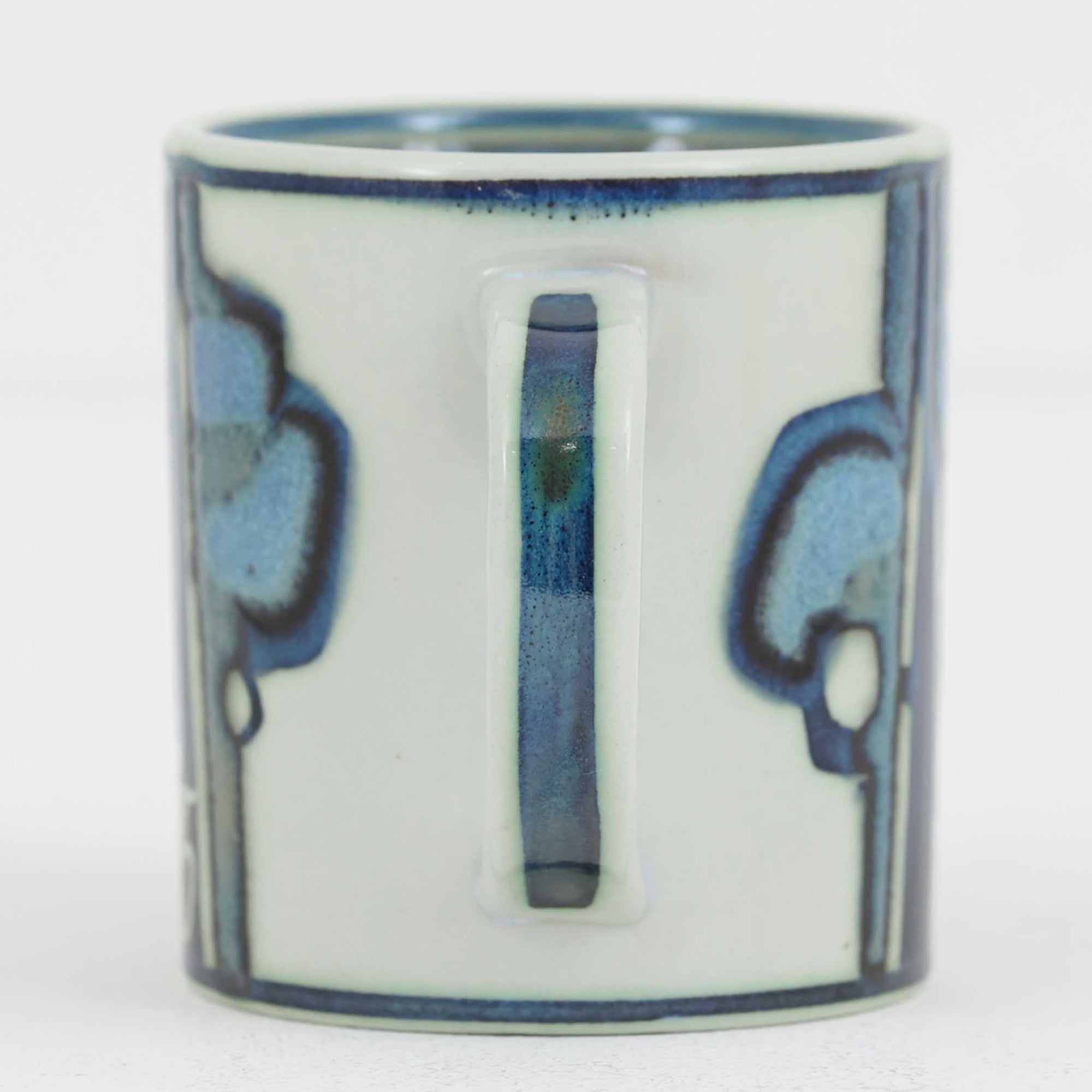 ロイヤルコペンハーゲンが誇る特別なコレクションであるイヤーマグ。1967年から2014年まで毎年制作され、その年のために選ばれたアーティストによってデザインされました。1986年までは熟練した職人によるハンドペイントで絵付けされており、手作業ならではの温かみと、一つひとつ異なる表情が魅力です。1987年以降はプリントで描かれるようになり、より洗練されたモダンなデザインが楽しめます。時代を超えて愛されるイヤーマグは、その年を彩ったアーティストの感性や、当時の時代背景を映し出す貴重なコレクションです。ご自身や大切な人の生まれた年のマグを探したり、記念の年を祝う特別なギフトとして選んだりするのも素敵です。