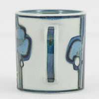 ロイヤルコペンハーゲンが誇る特別なコレクションであるイヤーマグ。1967年から2014年まで毎年制作され、その年のために選ばれたアーティストによってデザインされました。1986年までは熟練した職人によるハンドペイントで絵付けされており、手作業ならではの温かみと、一つひとつ異なる表情が魅力です。1987年以降はプリントで描かれるようになり、より洗練されたモダンなデザインが楽しめます。時代を超えて愛されるイヤーマグは、その年を彩ったアーティストの感性や、当時の時代背景を映し出す貴重なコレクションです。ご自身や大切な人の生まれた年のマグを探したり、記念の年を祝う特別なギフトとして選んだりするのも素敵です。