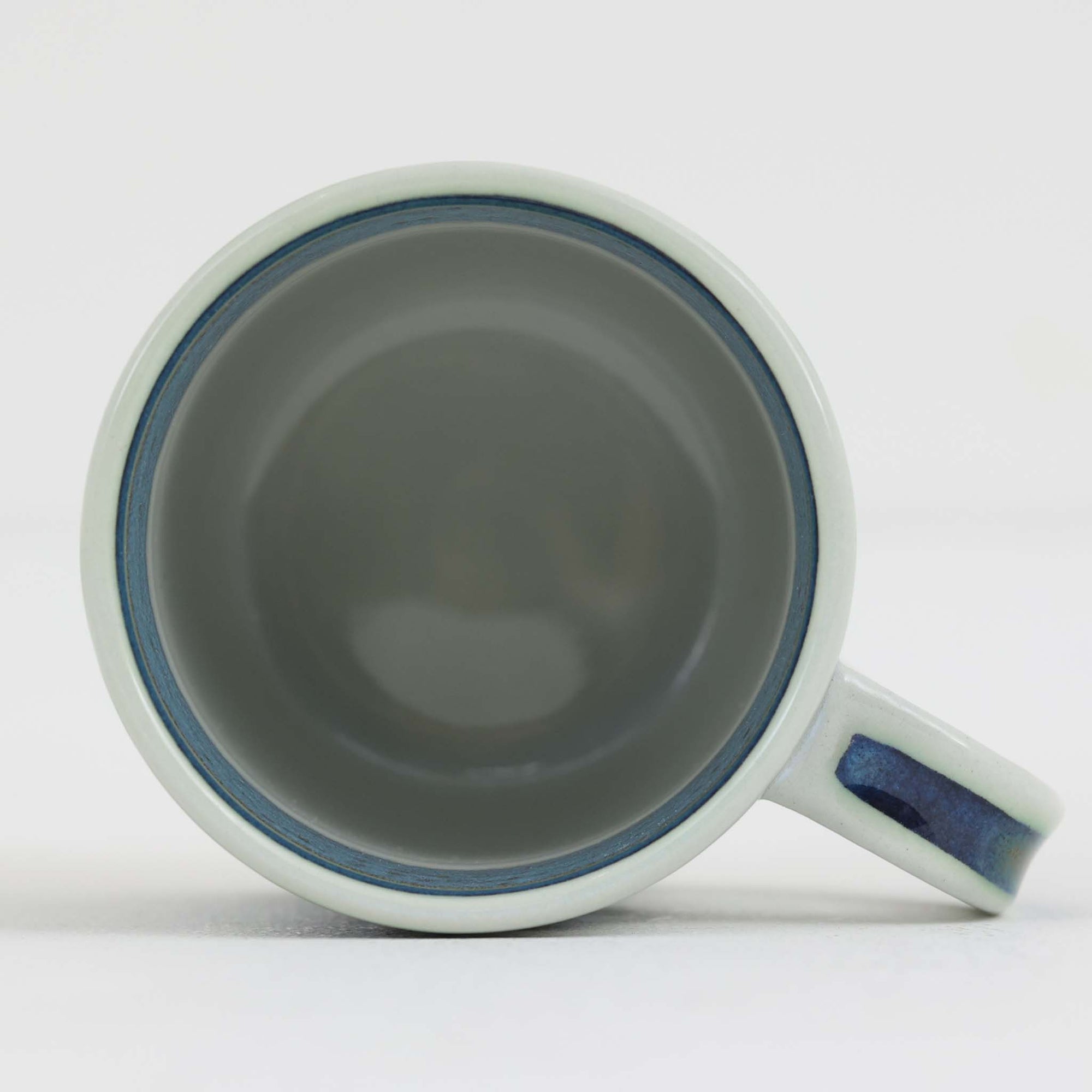 ロイヤルコペンハーゲンが誇る特別なコレクションであるイヤーマグ。1967年から2014年まで毎年制作され、その年のために選ばれたアーティストによってデザインされました。1986年までは熟練した職人によるハンドペイントで絵付けされており、手作業ならではの温かみと、一つひとつ異なる表情が魅力です。1987年以降はプリントで描かれるようになり、より洗練されたモダンなデザインが楽しめます。時代を超えて愛されるイヤーマグは、その年を彩ったアーティストの感性や、当時の時代背景を映し出す貴重なコレクションです。ご自身や大切な人の生まれた年のマグを探したり、記念の年を祝う特別なギフトとして選んだりするのも素敵です。