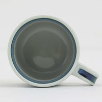 ロイヤルコペンハーゲンが誇る特別なコレクションであるイヤーマグ。1967年から2014年まで毎年制作され、その年のために選ばれたアーティストによってデザインされました。1986年までは熟練した職人によるハンドペイントで絵付けされており、手作業ならではの温かみと、一つひとつ異なる表情が魅力です。1987年以降はプリントで描かれるようになり、より洗練されたモダンなデザインが楽しめます。時代を超えて愛されるイヤーマグは、その年を彩ったアーティストの感性や、当時の時代背景を映し出す貴重なコレクションです。ご自身や大切な人の生まれた年のマグを探したり、記念の年を祝う特別なギフトとして選んだりするのも素敵です。