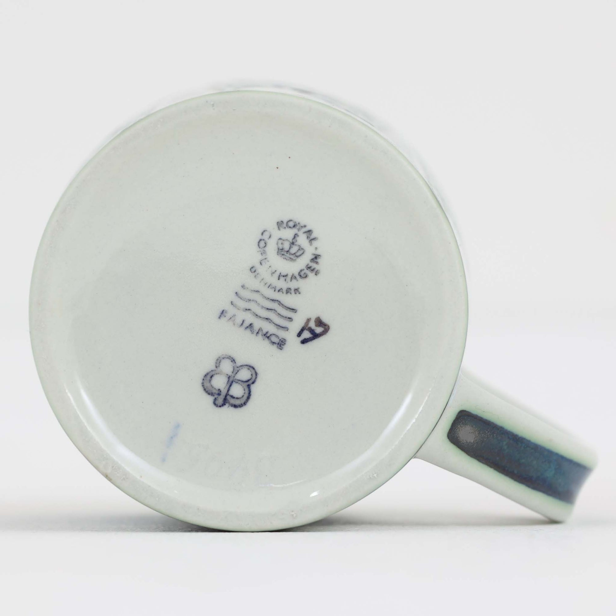 ロイヤルコペンハーゲンが誇る特別なコレクションであるイヤーマグ。1967年から2014年まで毎年制作され、その年のために選ばれたアーティストによってデザインされました。1986年までは熟練した職人によるハンドペイントで絵付けされており、手作業ならではの温かみと、一つひとつ異なる表情が魅力です。1987年以降はプリントで描かれるようになり、より洗練されたモダンなデザインが楽しめます。時代を超えて愛されるイヤーマグは、その年を彩ったアーティストの感性や、当時の時代背景を映し出す貴重なコレクションです。ご自身や大切な人の生まれた年のマグを探したり、記念の年を祝う特別なギフトとして選んだりするのも素敵です。