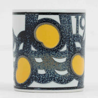 ロイヤルコペンハーゲンが誇る特別なコレクションであるイヤーマグ。1967年から2014年まで毎年制作され、その年のために選ばれたアーティストによってデザインされました。1986年までは熟練した職人によるハンドペイントで絵付けされており、手作業ならではの温かみと、一つひとつ異なる表情が魅力です。1987年以降はプリントで描かれるようになり、より洗練されたモダンなデザインが楽しめます。時代を超えて愛されるイヤーマグは、その年を彩ったアーティストの感性や、当時の時代背景を映し出す貴重なコレクションです。ご自身や大切な人の生まれた年のマグを探したり、記念の年を祝う特別なギフトとして選んだりするのも素敵です。