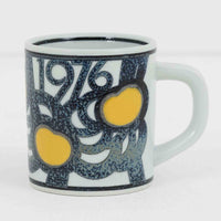 ロイヤルコペンハーゲンが誇る特別なコレクションであるイヤーマグ。1967年から2014年まで毎年制作され、その年のために選ばれたアーティストによってデザインされました。1986年までは熟練した職人によるハンドペイントで絵付けされており、手作業ならではの温かみと、一つひとつ異なる表情が魅力です。1987年以降はプリントで描かれるようになり、より洗練されたモダンなデザインが楽しめます。時代を超えて愛されるイヤーマグは、その年を彩ったアーティストの感性や、当時の時代背景を映し出す貴重なコレクションです。ご自身や大切な人の生まれた年のマグを探したり、記念の年を祝う特別なギフトとして選んだりするのも素敵です。