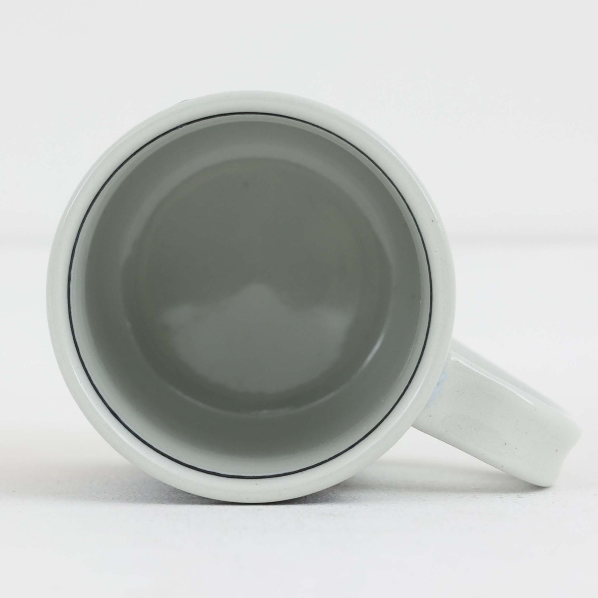 ロイヤルコペンハーゲンが誇る特別なコレクションであるイヤーマグ。1967年から2014年まで毎年制作され、その年のために選ばれたアーティストによってデザインされました。1986年までは熟練した職人によるハンドペイントで絵付けされており、手作業ならではの温かみと、一つひとつ異なる表情が魅力です。1987年以降はプリントで描かれるようになり、より洗練されたモダンなデザインが楽しめます。時代を超えて愛されるイヤーマグは、その年を彩ったアーティストの感性や、当時の時代背景を映し出す貴重なコレクションです。ご自身や大切な人の生まれた年のマグを探したり、記念の年を祝う特別なギフトとして選んだりするのも素敵です。