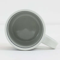 ロイヤルコペンハーゲンが誇る特別なコレクションであるイヤーマグ。1967年から2014年まで毎年制作され、その年のために選ばれたアーティストによってデザインされました。1986年までは熟練した職人によるハンドペイントで絵付けされており、手作業ならではの温かみと、一つひとつ異なる表情が魅力です。1987年以降はプリントで描かれるようになり、より洗練されたモダンなデザインが楽しめます。時代を超えて愛されるイヤーマグは、その年を彩ったアーティストの感性や、当時の時代背景を映し出す貴重なコレクションです。ご自身や大切な人の生まれた年のマグを探したり、記念の年を祝う特別なギフトとして選んだりするのも素敵です。