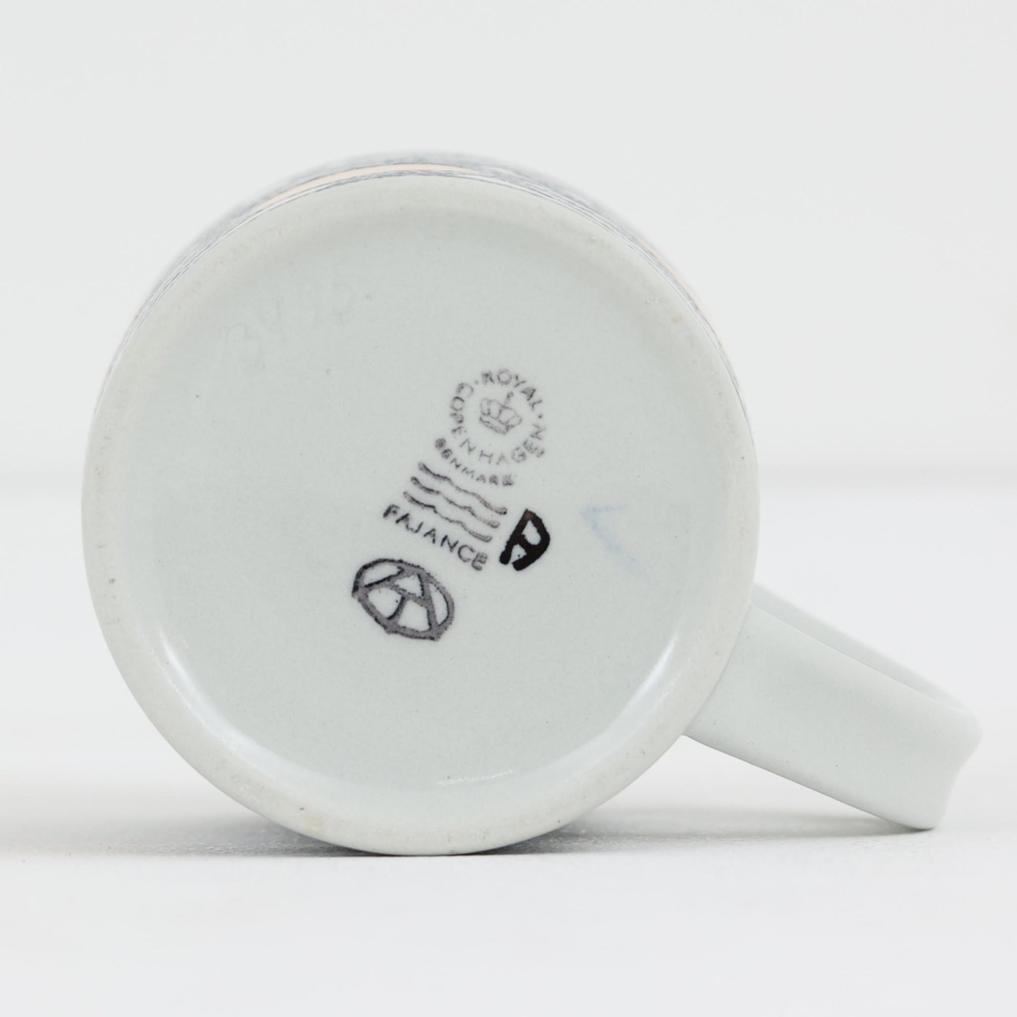 ロイヤルコペンハーゲンが誇る特別なコレクションであるイヤーマグ。1967年から2014年まで毎年制作され、その年のために選ばれたアーティストによってデザインされました。1986年までは熟練した職人によるハンドペイントで絵付けされており、手作業ならではの温かみと、一つひとつ異なる表情が魅力です。1987年以降はプリントで描かれるようになり、より洗練されたモダンなデザインが楽しめます。時代を超えて愛されるイヤーマグは、その年を彩ったアーティストの感性や、当時の時代背景を映し出す貴重なコレクションです。ご自身や大切な人の生まれた年のマグを探したり、記念の年を祝う特別なギフトとして選んだりするのも素敵です。