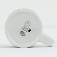 ロイヤルコペンハーゲンが誇る特別なコレクションであるイヤーマグ。1967年から2014年まで毎年制作され、その年のために選ばれたアーティストによってデザインされました。1986年までは熟練した職人によるハンドペイントで絵付けされており、手作業ならではの温かみと、一つひとつ異なる表情が魅力です。1987年以降はプリントで描かれるようになり、より洗練されたモダンなデザインが楽しめます。時代を超えて愛されるイヤーマグは、その年を彩ったアーティストの感性や、当時の時代背景を映し出す貴重なコレクションです。ご自身や大切な人の生まれた年のマグを探したり、記念の年を祝う特別なギフトとして選んだりするのも素敵です。