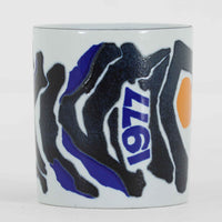 ロイヤルコペンハーゲンが誇る特別なコレクションであるイヤーマグ。1967年から2014年まで毎年制作され、その年のために選ばれたアーティストによってデザインされました。1986年までは熟練した職人によるハンドペイントで絵付けされており、手作業ならではの温かみと、一つひとつ異なる表情が魅力です。1987年以降はプリントで描かれるようになり、より洗練されたモダンなデザインが楽しめます。時代を超えて愛されるイヤーマグは、その年を彩ったアーティストの感性や、当時の時代背景を映し出す貴重なコレクションです。ご自身や大切な人の生まれた年のマグを探したり、記念の年を祝う特別なギフトとして選んだりするのも素敵です。