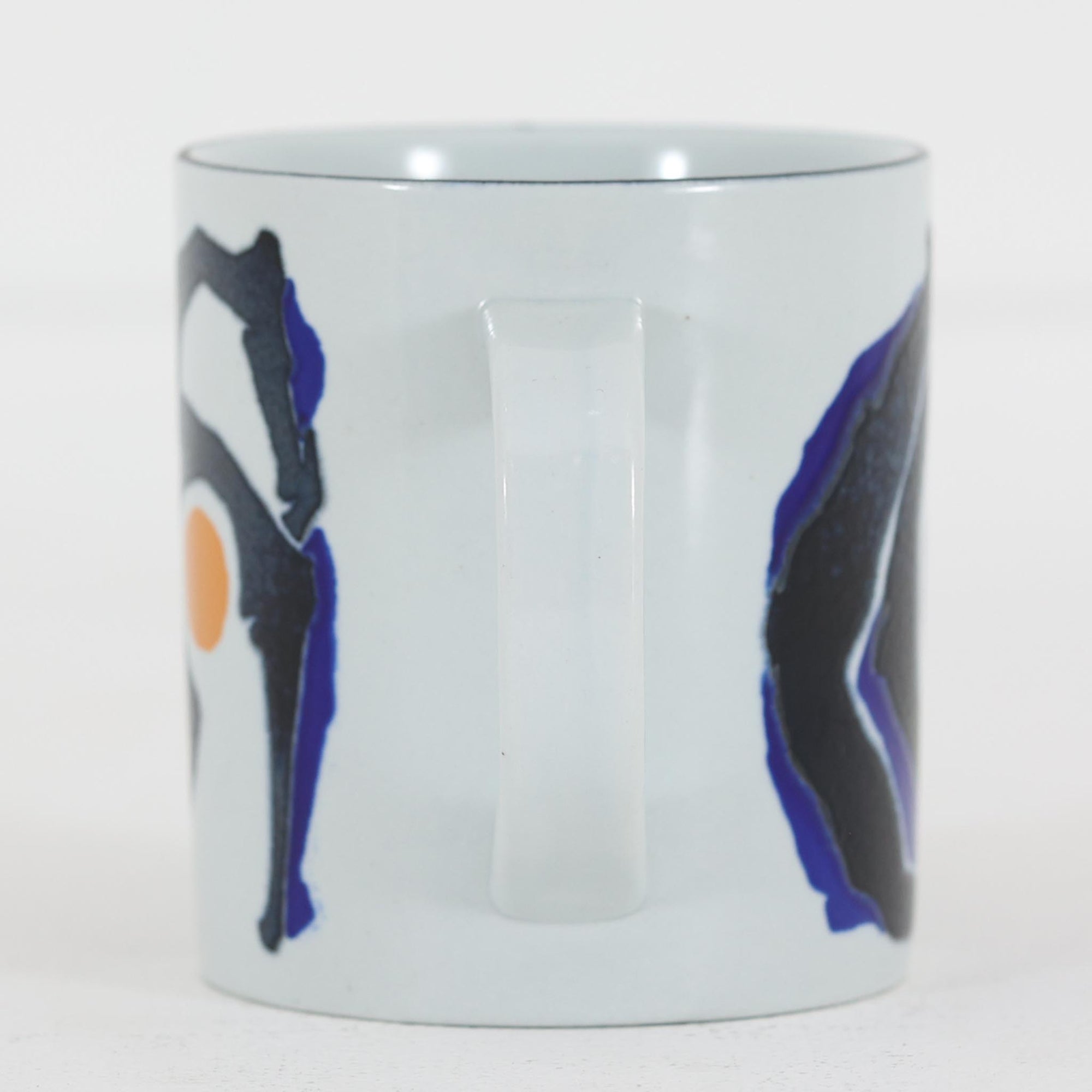 ロイヤルコペンハーゲンが誇る特別なコレクションであるイヤーマグ。1967年から2014年まで毎年制作され、その年のために選ばれたアーティストによってデザインされました。1986年までは熟練した職人によるハンドペイントで絵付けされており、手作業ならではの温かみと、一つひとつ異なる表情が魅力です。1987年以降はプリントで描かれるようになり、より洗練されたモダンなデザインが楽しめます。時代を超えて愛されるイヤーマグは、その年を彩ったアーティストの感性や、当時の時代背景を映し出す貴重なコレクションです。ご自身や大切な人の生まれた年のマグを探したり、記念の年を祝う特別なギフトとして選んだりするのも素敵です。