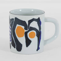 ロイヤルコペンハーゲンが誇る特別なコレクションであるイヤーマグ。1967年から2014年まで毎年制作され、その年のために選ばれたアーティストによってデザインされました。1986年までは熟練した職人によるハンドペイントで絵付けされており、手作業ならではの温かみと、一つひとつ異なる表情が魅力です。1987年以降はプリントで描かれるようになり、より洗練されたモダンなデザインが楽しめます。時代を超えて愛されるイヤーマグは、その年を彩ったアーティストの感性や、当時の時代背景を映し出す貴重なコレクションです。ご自身や大切な人の生まれた年のマグを探したり、記念の年を祝う特別なギフトとして選んだりするのも素敵です。