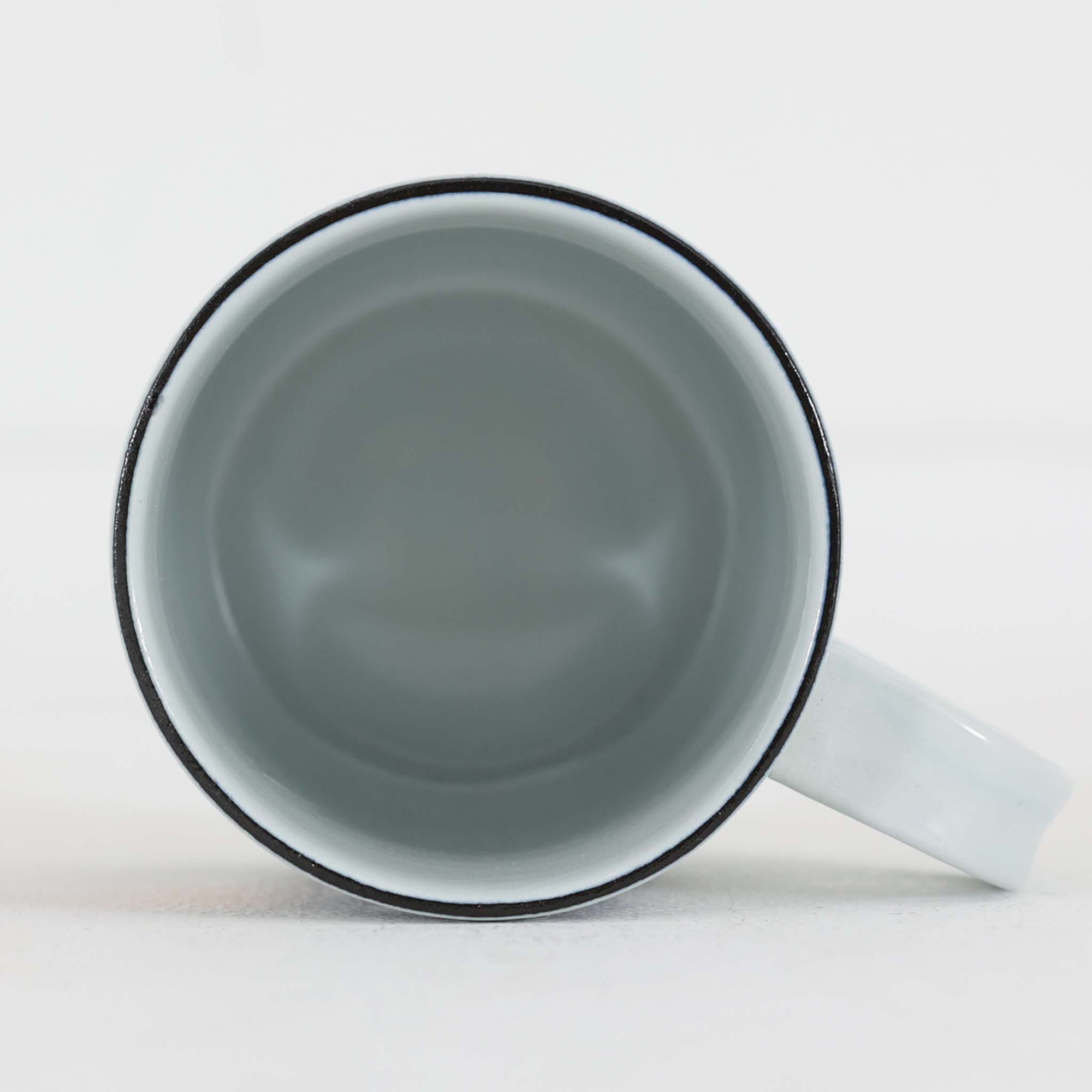 ロイヤルコペンハーゲンが誇る特別なコレクションであるイヤーマグ。1967年から2014年まで毎年制作され、その年のために選ばれたアーティストによってデザインされました。1986年までは熟練した職人によるハンドペイントで絵付けされており、手作業ならではの温かみと、一つひとつ異なる表情が魅力です。1987年以降はプリントで描かれるようになり、より洗練されたモダンなデザインが楽しめます。時代を超えて愛されるイヤーマグは、その年を彩ったアーティストの感性や、当時の時代背景を映し出す貴重なコレクションです。ご自身や大切な人の生まれた年のマグを探したり、記念の年を祝う特別なギフトとして選んだりするのも素敵です。