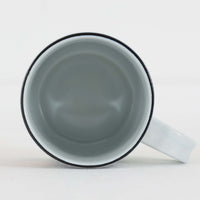 ロイヤルコペンハーゲンが誇る特別なコレクションであるイヤーマグ。1967年から2014年まで毎年制作され、その年のために選ばれたアーティストによってデザインされました。1986年までは熟練した職人によるハンドペイントで絵付けされており、手作業ならではの温かみと、一つひとつ異なる表情が魅力です。1987年以降はプリントで描かれるようになり、より洗練されたモダンなデザインが楽しめます。時代を超えて愛されるイヤーマグは、その年を彩ったアーティストの感性や、当時の時代背景を映し出す貴重なコレクションです。ご自身や大切な人の生まれた年のマグを探したり、記念の年を祝う特別なギフトとして選んだりするのも素敵です。