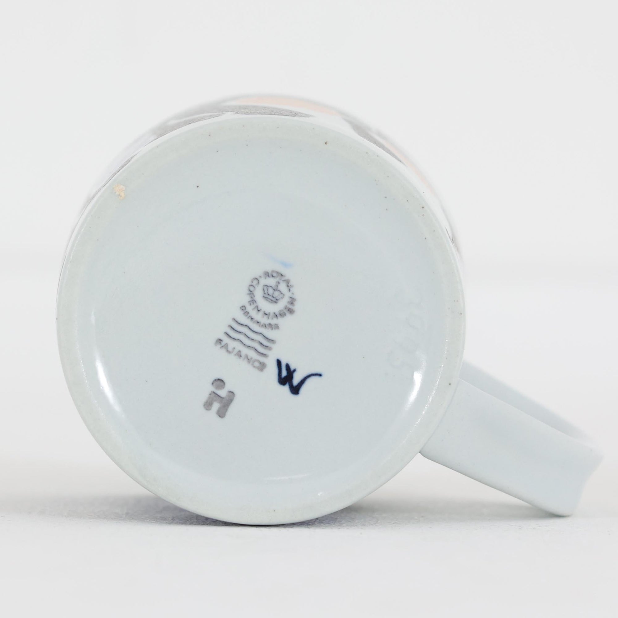 ロイヤルコペンハーゲンが誇る特別なコレクションであるイヤーマグ。1967年から2014年まで毎年制作され、その年のために選ばれたアーティストによってデザインされました。1986年までは熟練した職人によるハンドペイントで絵付けされており、手作業ならではの温かみと、一つひとつ異なる表情が魅力です。1987年以降はプリントで描かれるようになり、より洗練されたモダンなデザインが楽しめます。時代を超えて愛されるイヤーマグは、その年を彩ったアーティストの感性や、当時の時代背景を映し出す貴重なコレクションです。ご自身や大切な人の生まれた年のマグを探したり、記念の年を祝う特別なギフトとして選んだりするのも素敵です。