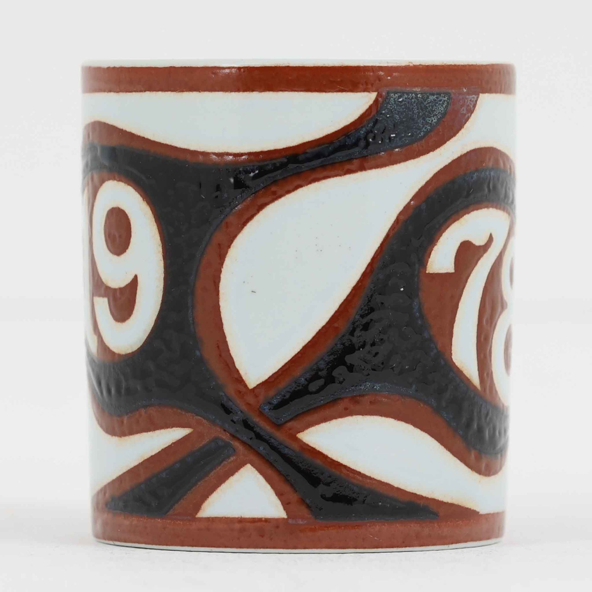 ロイヤルコペンハーゲンが誇る特別なコレクションであるイヤーマグ。1967年から2014年まで毎年制作され、その年のために選ばれたアーティストによってデザインされました。1986年までは熟練した職人によるハンドペイントで絵付けされており、手作業ならではの温かみと、一つひとつ異なる表情が魅力です。1987年以降はプリントで描かれるようになり、より洗練されたモダンなデザインが楽しめます。時代を超えて愛されるイヤーマグは、その年を彩ったアーティストの感性や、当時の時代背景を映し出す貴重なコレクションです。ご自身や大切な人の生まれた年のマグを探したり、記念の年を祝う特別なギフトとして選んだりするのも素敵です。