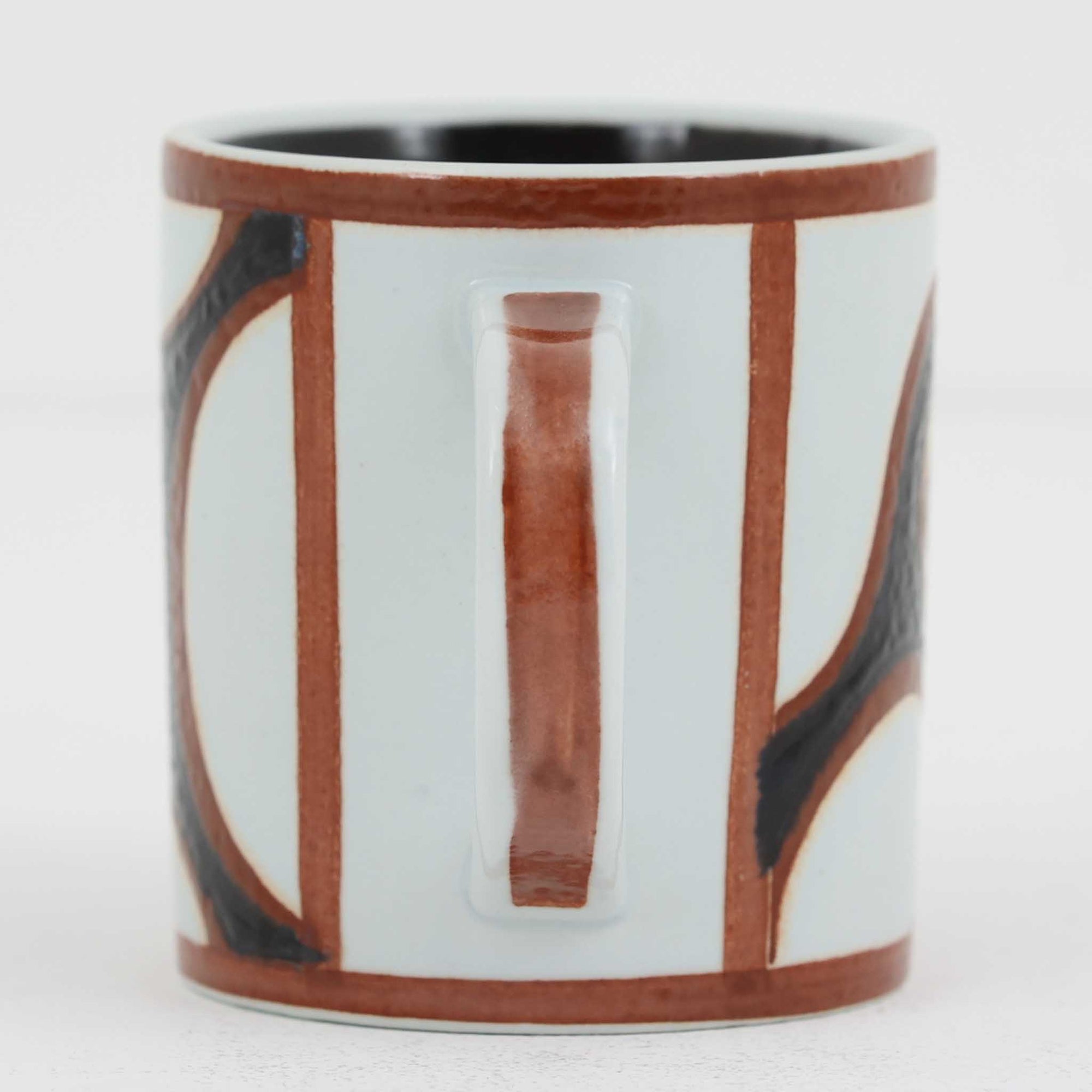 ロイヤルコペンハーゲンが誇る特別なコレクションであるイヤーマグ。1967年から2014年まで毎年制作され、その年のために選ばれたアーティストによってデザインされました。1986年までは熟練した職人によるハンドペイントで絵付けされており、手作業ならではの温かみと、一つひとつ異なる表情が魅力です。1987年以降はプリントで描かれるようになり、より洗練されたモダンなデザインが楽しめます。時代を超えて愛されるイヤーマグは、その年を彩ったアーティストの感性や、当時の時代背景を映し出す貴重なコレクションです。ご自身や大切な人の生まれた年のマグを探したり、記念の年を祝う特別なギフトとして選んだりするのも素敵です。