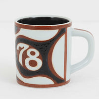 ロイヤルコペンハーゲンが誇る特別なコレクションであるイヤーマグ。1967年から2014年まで毎年制作され、その年のために選ばれたアーティストによってデザインされました。1986年までは熟練した職人によるハンドペイントで絵付けされており、手作業ならではの温かみと、一つひとつ異なる表情が魅力です。1987年以降はプリントで描かれるようになり、より洗練されたモダンなデザインが楽しめます。時代を超えて愛されるイヤーマグは、その年を彩ったアーティストの感性や、当時の時代背景を映し出す貴重なコレクションです。ご自身や大切な人の生まれた年のマグを探したり、記念の年を祝う特別なギフトとして選んだりするのも素敵です。