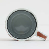 ロイヤルコペンハーゲンが誇る特別なコレクションであるイヤーマグ。1967年から2014年まで毎年制作され、その年のために選ばれたアーティストによってデザインされました。1986年までは熟練した職人によるハンドペイントで絵付けされており、手作業ならではの温かみと、一つひとつ異なる表情が魅力です。1987年以降はプリントで描かれるようになり、より洗練されたモダンなデザインが楽しめます。時代を超えて愛されるイヤーマグは、その年を彩ったアーティストの感性や、当時の時代背景を映し出す貴重なコレクションです。ご自身や大切な人の生まれた年のマグを探したり、記念の年を祝う特別なギフトとして選んだりするのも素敵です。