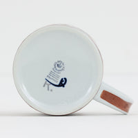 ロイヤルコペンハーゲンが誇る特別なコレクションであるイヤーマグ。1967年から2014年まで毎年制作され、その年のために選ばれたアーティストによってデザインされました。1986年までは熟練した職人によるハンドペイントで絵付けされており、手作業ならではの温かみと、一つひとつ異なる表情が魅力です。1987年以降はプリントで描かれるようになり、より洗練されたモダンなデザインが楽しめます。時代を超えて愛されるイヤーマグは、その年を彩ったアーティストの感性や、当時の時代背景を映し出す貴重なコレクションです。ご自身や大切な人の生まれた年のマグを探したり、記念の年を祝う特別なギフトとして選んだりするのも素敵です。