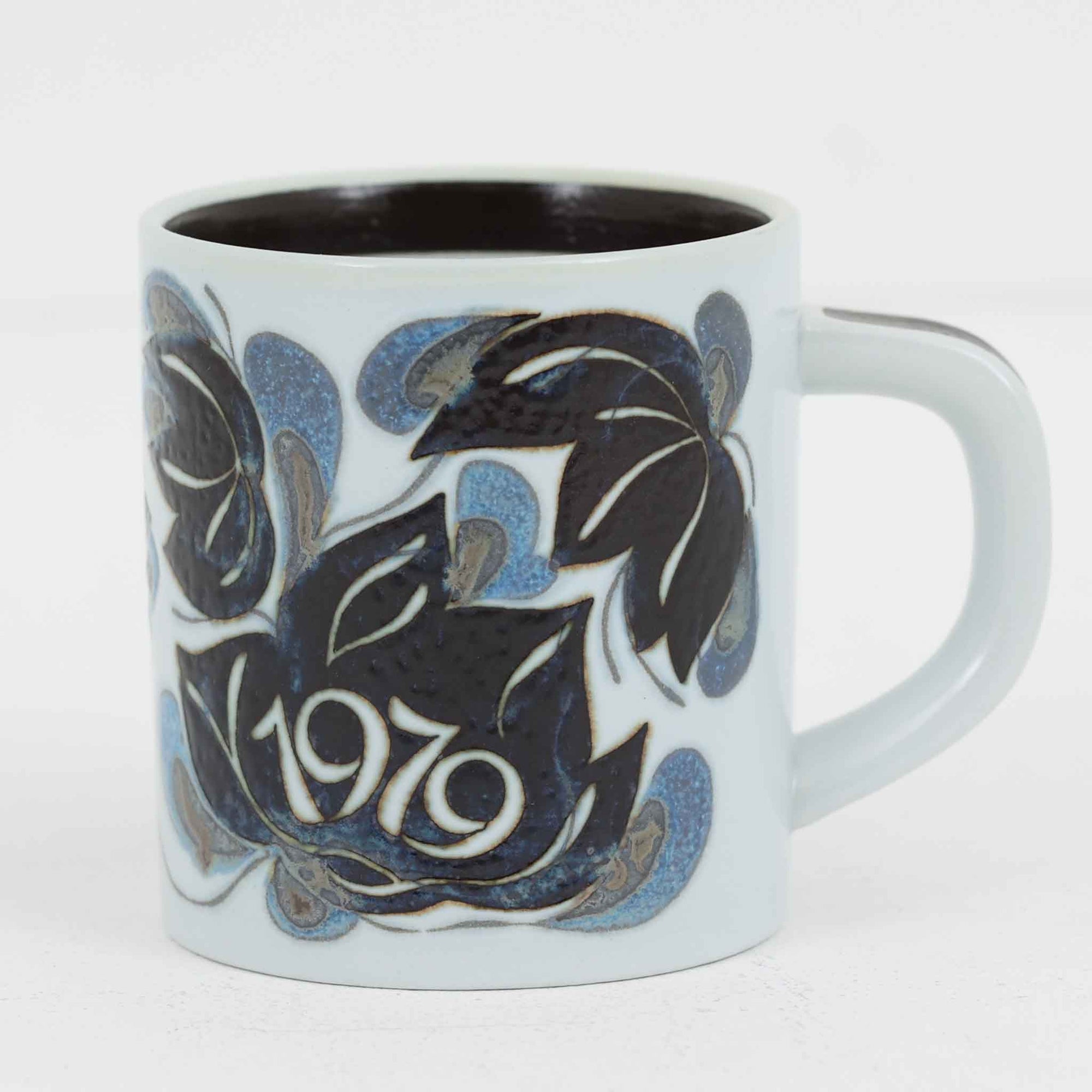 ロイヤルコペンハーゲンが誇る特別なコレクションであるイヤーマグ。1967年から2014年まで毎年制作され、その年のために選ばれたアーティストによってデザインされました。1986年までは熟練した職人によるハンドペイントで絵付けされており、手作業ならではの温かみと、一つひとつ異なる表情が魅力です。1987年以降はプリントで描かれるようになり、より洗練されたモダンなデザインが楽しめます。時代を超えて愛されるイヤーマグは、その年を彩ったアーティストの感性や、当時の時代背景を映し出す貴重なコレクションです。ご自身や大切な人の生まれた年のマグを探したり、記念の年を祝う特別なギフトとして選んだりするのも素敵です。