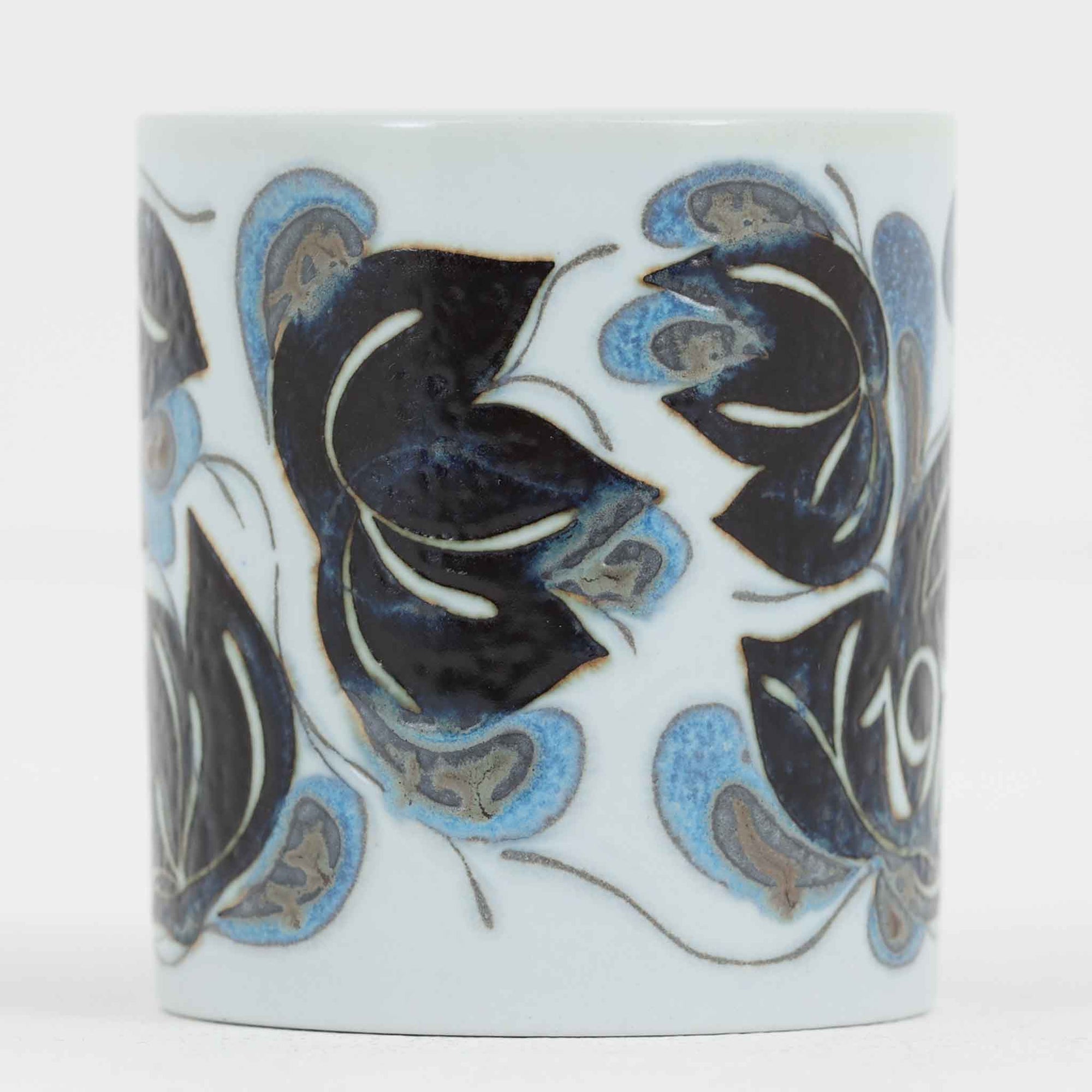 ロイヤルコペンハーゲンが誇る特別なコレクションであるイヤーマグ。1967年から2014年まで毎年制作され、その年のために選ばれたアーティストによってデザインされました。1986年までは熟練した職人によるハンドペイントで絵付けされており、手作業ならではの温かみと、一つひとつ異なる表情が魅力です。1987年以降はプリントで描かれるようになり、より洗練されたモダンなデザインが楽しめます。時代を超えて愛されるイヤーマグは、その年を彩ったアーティストの感性や、当時の時代背景を映し出す貴重なコレクションです。ご自身や大切な人の生まれた年のマグを探したり、記念の年を祝う特別なギフトとして選んだりするのも素敵です。