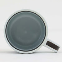 ロイヤルコペンハーゲンが誇る特別なコレクションであるイヤーマグ。1967年から2014年まで毎年制作され、その年のために選ばれたアーティストによってデザインされました。1986年までは熟練した職人によるハンドペイントで絵付けされており、手作業ならではの温かみと、一つひとつ異なる表情が魅力です。1987年以降はプリントで描かれるようになり、より洗練されたモダンなデザインが楽しめます。時代を超えて愛されるイヤーマグは、その年を彩ったアーティストの感性や、当時の時代背景を映し出す貴重なコレクションです。ご自身や大切な人の生まれた年のマグを探したり、記念の年を祝う特別なギフトとして選んだりするのも素敵です。