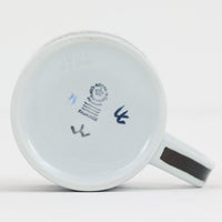 ロイヤルコペンハーゲンが誇る特別なコレクションであるイヤーマグ。1967年から2014年まで毎年制作され、その年のために選ばれたアーティストによってデザインされました。1986年までは熟練した職人によるハンドペイントで絵付けされており、手作業ならではの温かみと、一つひとつ異なる表情が魅力です。1987年以降はプリントで描かれるようになり、より洗練されたモダンなデザインが楽しめます。時代を超えて愛されるイヤーマグは、その年を彩ったアーティストの感性や、当時の時代背景を映し出す貴重なコレクションです。ご自身や大切な人の生まれた年のマグを探したり、記念の年を祝う特別なギフトとして選んだりするのも素敵です。