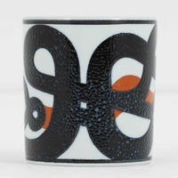 ロイヤルコペンハーゲンが誇る特別なコレクションであるイヤーマグ。1967年から2014年まで毎年制作され、その年のために選ばれたアーティストによってデザインされました。1986年までは熟練した職人によるハンドペイントで絵付けされており、手作業ならではの温かみと、一つひとつ異なる表情が魅力です。1987年以降はプリントで描かれるようになり、より洗練されたモダンなデザインが楽しめます。時代を超えて愛されるイヤーマグは、その年を彩ったアーティストの感性や、当時の時代背景を映し出す貴重なコレクションです。ご自身や大切な人の生まれた年のマグを探したり、記念の年を祝う特別なギフトとして選んだりするのも素敵です。