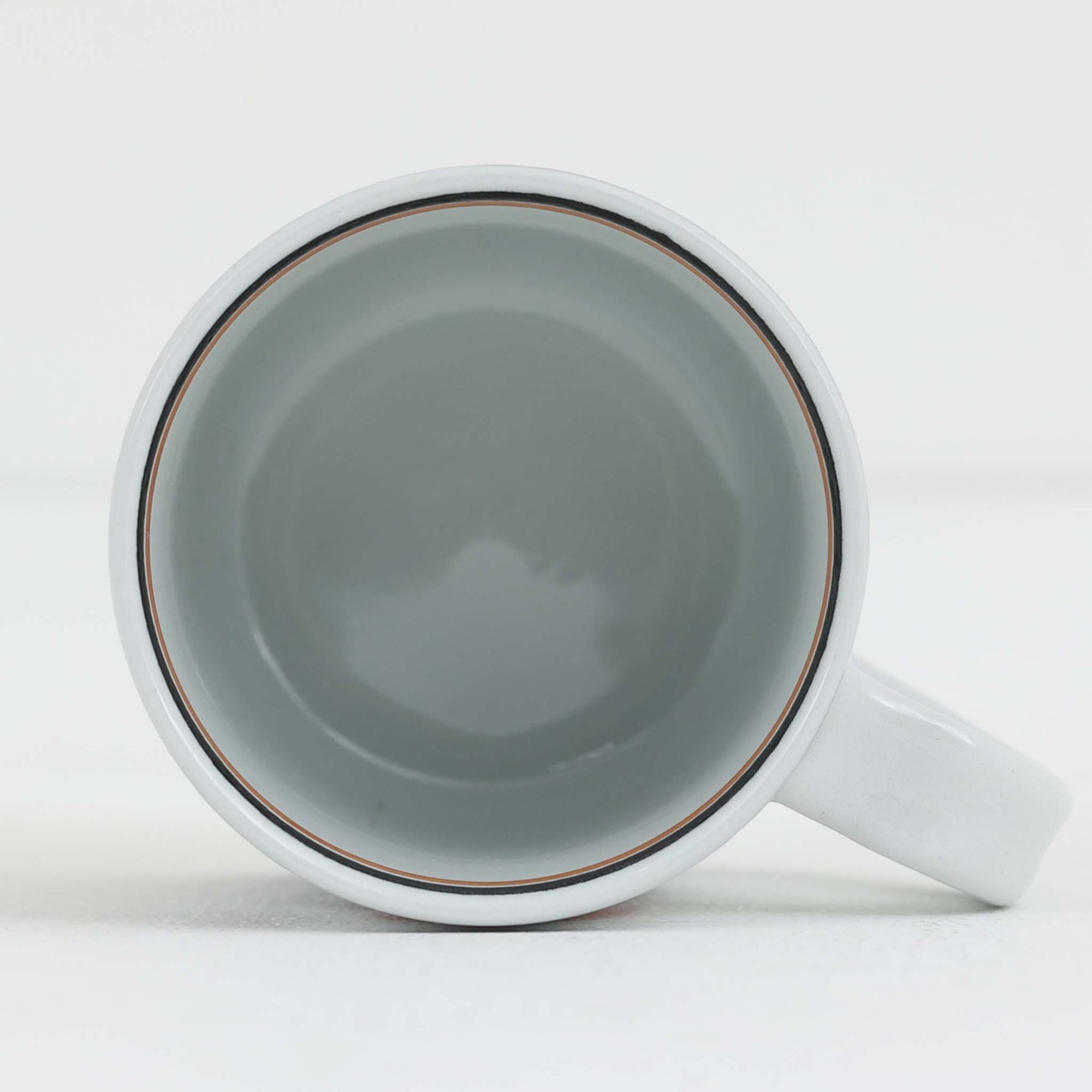 ロイヤルコペンハーゲンが誇る特別なコレクションであるイヤーマグ。1967年から2014年まで毎年制作され、その年のために選ばれたアーティストによってデザインされました。1986年までは熟練した職人によるハンドペイントで絵付けされており、手作業ならではの温かみと、一つひとつ異なる表情が魅力です。1987年以降はプリントで描かれるようになり、より洗練されたモダンなデザインが楽しめます。時代を超えて愛されるイヤーマグは、その年を彩ったアーティストの感性や、当時の時代背景を映し出す貴重なコレクションです。ご自身や大切な人の生まれた年のマグを探したり、記念の年を祝う特別なギフトとして選んだりするのも素敵です。