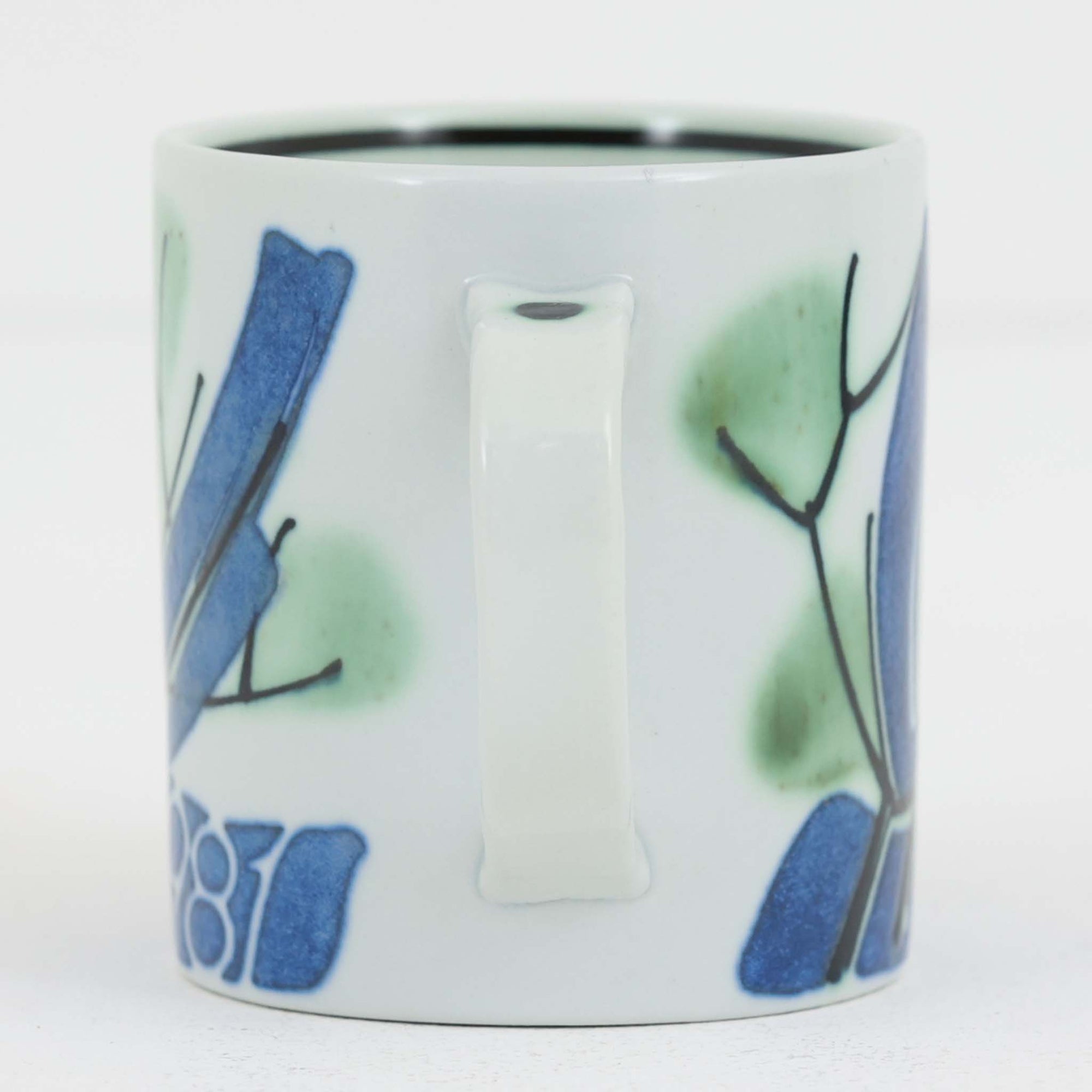 ロイヤルコペンハーゲンが誇る特別なコレクションであるイヤーマグ。1967年から2014年まで毎年制作され、その年のために選ばれたアーティストによってデザインされました。1986年までは熟練した職人によるハンドペイントで絵付けされており、手作業ならではの温かみと、一つひとつ異なる表情が魅力です。1987年以降はプリントで描かれるようになり、より洗練されたモダンなデザインが楽しめます。時代を超えて愛されるイヤーマグは、その年を彩ったアーティストの感性や、当時の時代背景を映し出す貴重なコレクションです。ご自身や大切な人の生まれた年のマグを探したり、記念の年を祝う特別なギフトとして選んだりするのも素敵です。