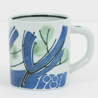 ロイヤルコペンハーゲンが誇る特別なコレクションであるイヤーマグ。1967年から2014年まで毎年制作され、その年のために選ばれたアーティストによってデザインされました。1986年までは熟練した職人によるハンドペイントで絵付けされており、手作業ならではの温かみと、一つひとつ異なる表情が魅力です。1987年以降はプリントで描かれるようになり、より洗練されたモダンなデザインが楽しめます。時代を超えて愛されるイヤーマグは、その年を彩ったアーティストの感性や、当時の時代背景を映し出す貴重なコレクションです。ご自身や大切な人の生まれた年のマグを探したり、記念の年を祝う特別なギフトとして選んだりするのも素敵です。