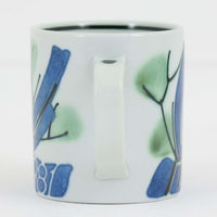 ロイヤルコペンハーゲンが誇る特別なコレクションであるイヤーマグ。1967年から2014年まで毎年制作され、その年のために選ばれたアーティストによってデザインされました。1986年までは熟練した職人によるハンドペイントで絵付けされており、手作業ならではの温かみと、一つひとつ異なる表情が魅力です。1987年以降はプリントで描かれるようになり、より洗練されたモダンなデザインが楽しめます。時代を超えて愛されるイヤーマグは、その年を彩ったアーティストの感性や、当時の時代背景を映し出す貴重なコレクションです。ご自身や大切な人の生まれた年のマグを探したり、記念の年を祝う特別なギフトとして選んだりするのも素敵です。