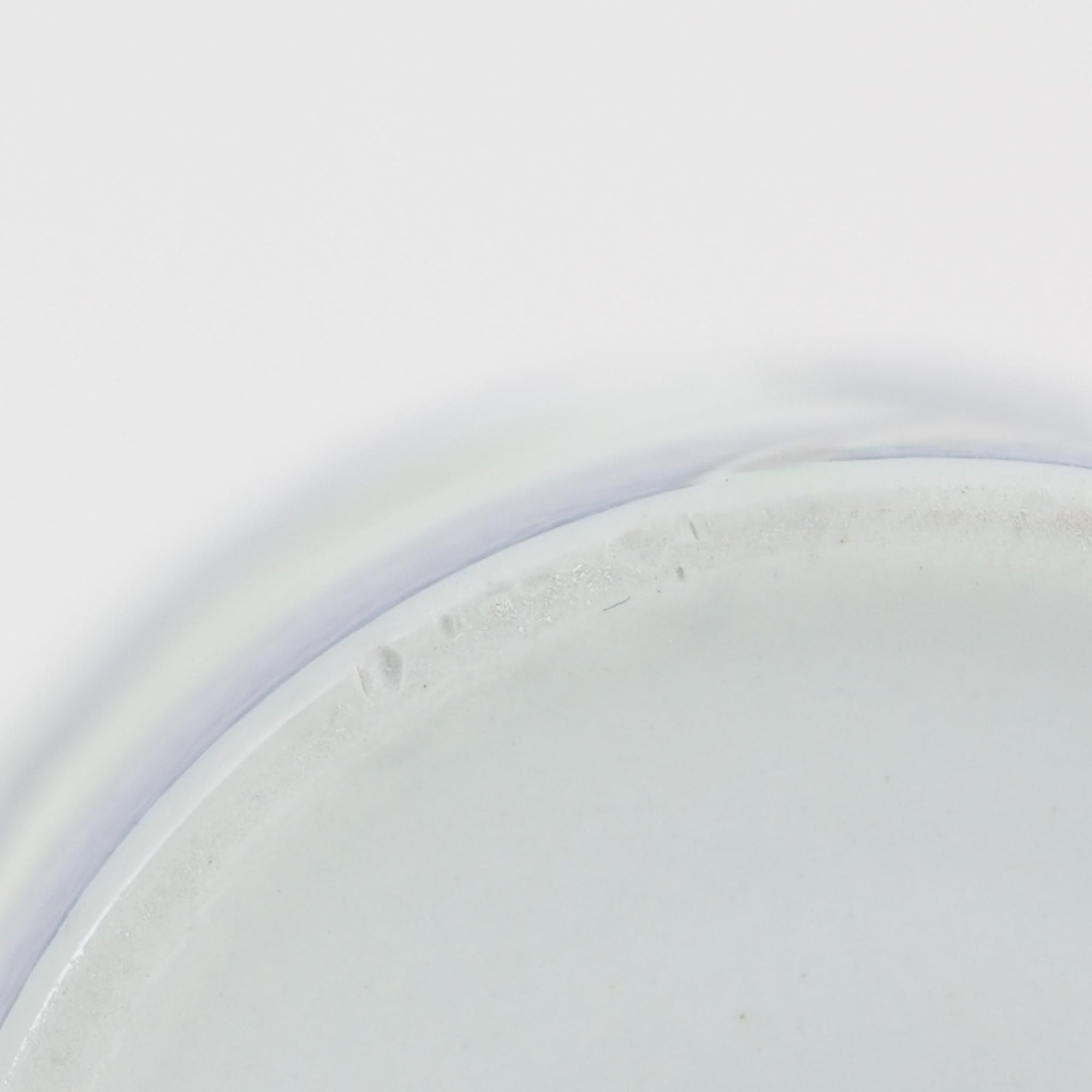 ロイヤルコペンハーゲンが誇る特別なコレクションであるイヤーマグ。1967年から2014年まで毎年制作され、その年のために選ばれたアーティストによってデザインされました。1986年までは熟練した職人によるハンドペイントで絵付けされており、手作業ならではの温かみと、一つひとつ異なる表情が魅力です。1987年以降はプリントで描かれるようになり、より洗練されたモダンなデザインが楽しめます。時代を超えて愛されるイヤーマグは、その年を彩ったアーティストの感性や、当時の時代背景を映し出す貴重なコレクションです。ご自身や大切な人の生まれた年のマグを探したり、記念の年を祝う特別なギフトとして選んだりするのも素敵です。