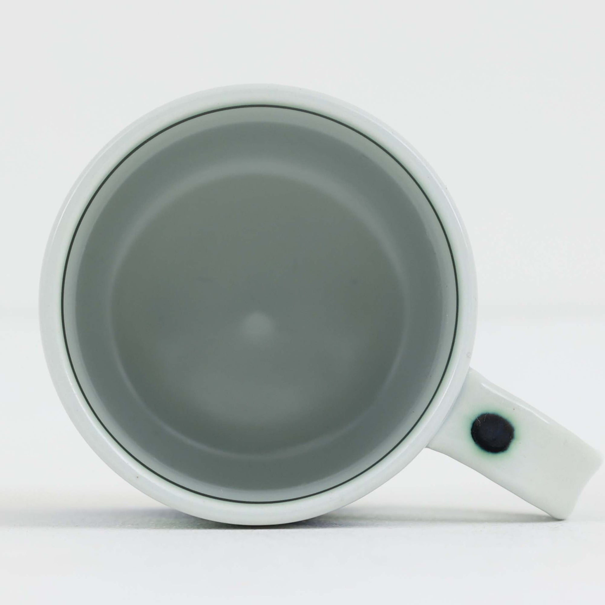 ロイヤルコペンハーゲンが誇る特別なコレクションであるイヤーマグ。1967年から2014年まで毎年制作され、その年のために選ばれたアーティストによってデザインされました。1986年までは熟練した職人によるハンドペイントで絵付けされており、手作業ならではの温かみと、一つひとつ異なる表情が魅力です。1987年以降はプリントで描かれるようになり、より洗練されたモダンなデザインが楽しめます。時代を超えて愛されるイヤーマグは、その年を彩ったアーティストの感性や、当時の時代背景を映し出す貴重なコレクションです。ご自身や大切な人の生まれた年のマグを探したり、記念の年を祝う特別なギフトとして選んだりするのも素敵です。