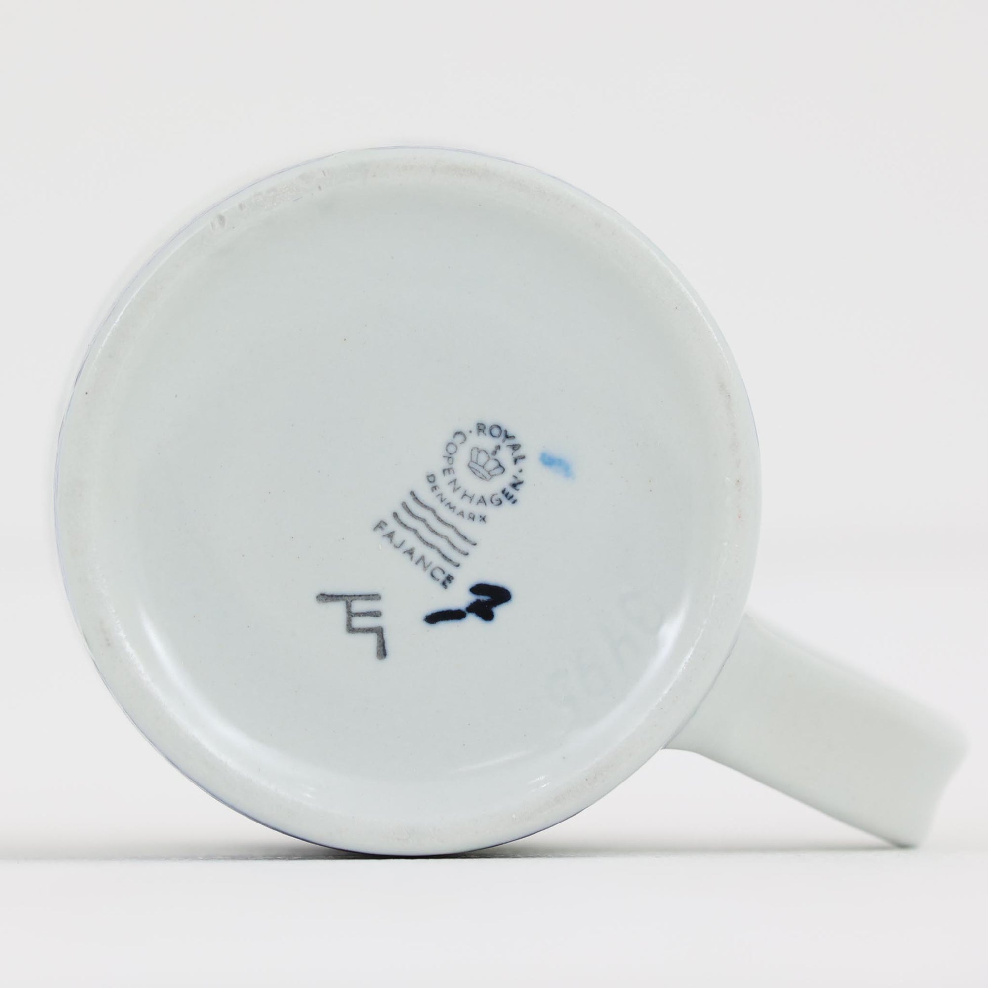 ロイヤルコペンハーゲンが誇る特別なコレクションであるイヤーマグ。1967年から2014年まで毎年制作され、その年のために選ばれたアーティストによってデザインされました。1986年までは熟練した職人によるハンドペイントで絵付けされており、手作業ならではの温かみと、一つひとつ異なる表情が魅力です。1987年以降はプリントで描かれるようになり、より洗練されたモダンなデザインが楽しめます。時代を超えて愛されるイヤーマグは、その年を彩ったアーティストの感性や、当時の時代背景を映し出す貴重なコレクションです。ご自身や大切な人の生まれた年のマグを探したり、記念の年を祝う特別なギフトとして選んだりするのも素敵です。