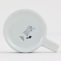 ロイヤルコペンハーゲンが誇る特別なコレクションであるイヤーマグ。1967年から2014年まで毎年制作され、その年のために選ばれたアーティストによってデザインされました。1986年までは熟練した職人によるハンドペイントで絵付けされており、手作業ならではの温かみと、一つひとつ異なる表情が魅力です。1987年以降はプリントで描かれるようになり、より洗練されたモダンなデザインが楽しめます。時代を超えて愛されるイヤーマグは、その年を彩ったアーティストの感性や、当時の時代背景を映し出す貴重なコレクションです。ご自身や大切な人の生まれた年のマグを探したり、記念の年を祝う特別なギフトとして選んだりするのも素敵です。