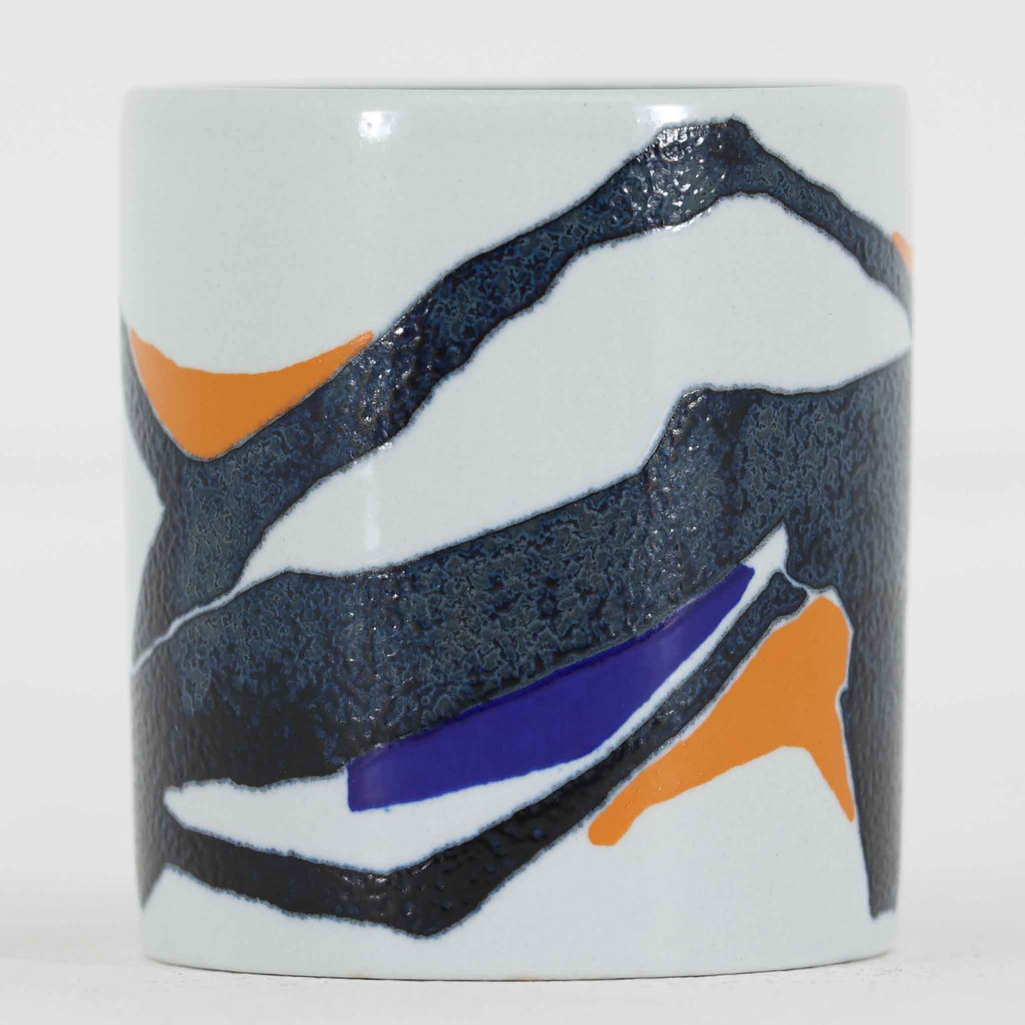 ロイヤルコペンハーゲンが誇る特別なコレクションであるイヤーマグ。1967年から2014年まで毎年制作され、その年のために選ばれたアーティストによってデザインされました。1986年までは熟練した職人によるハンドペイントで絵付けされており、手作業ならではの温かみと、一つひとつ異なる表情が魅力です。1987年以降はプリントで描かれるようになり、より洗練されたモダンなデザインが楽しめます。時代を超えて愛されるイヤーマグは、その年を彩ったアーティストの感性や、当時の時代背景を映し出す貴重なコレクションです。ご自身や大切な人の生まれた年のマグを探したり、記念の年を祝う特別なギフトとして選んだりするのも素敵です。