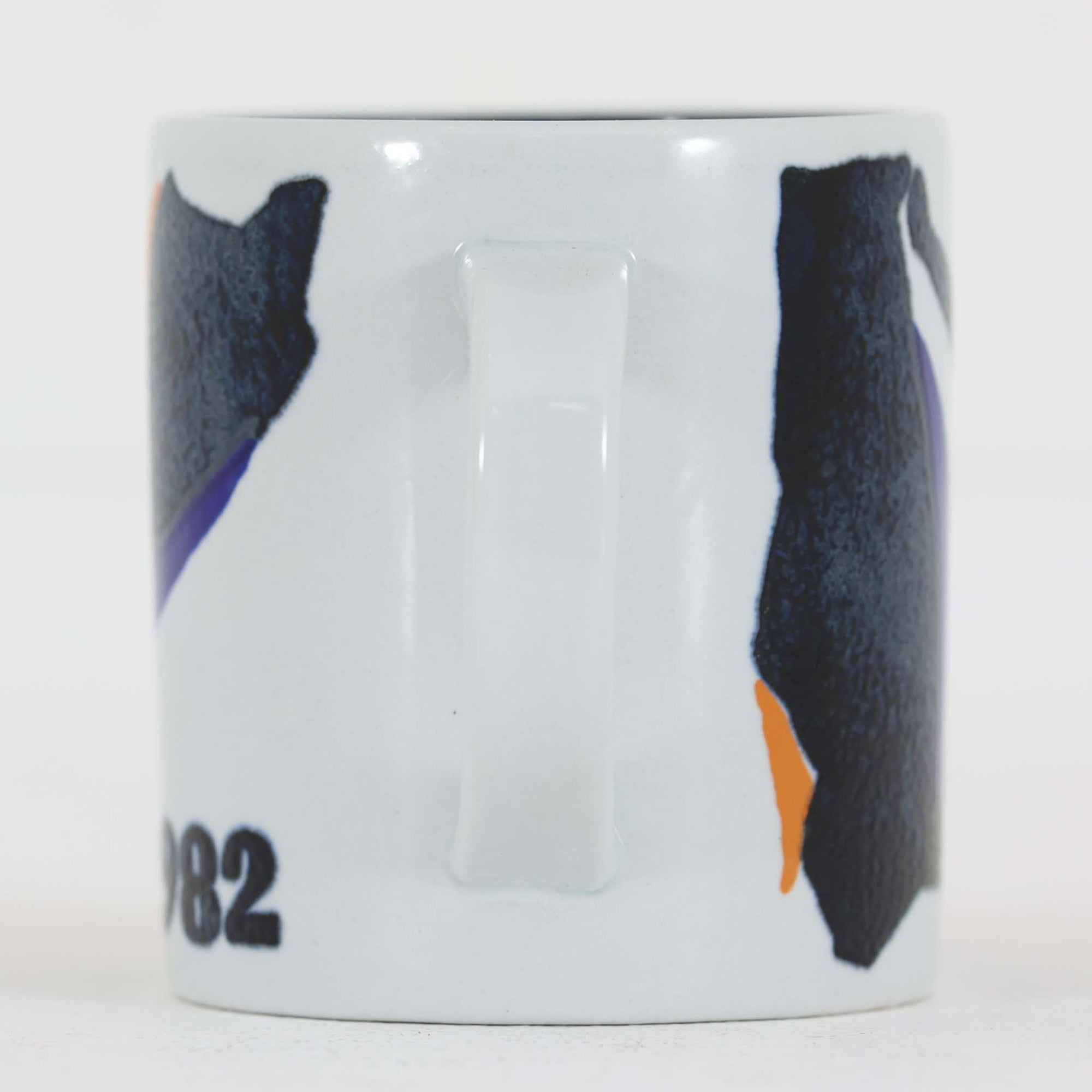 ロイヤルコペンハーゲンが誇る特別なコレクションであるイヤーマグ。1967年から2014年まで毎年制作され、その年のために選ばれたアーティストによってデザインされました。1986年までは熟練した職人によるハンドペイントで絵付けされており、手作業ならではの温かみと、一つひとつ異なる表情が魅力です。1987年以降はプリントで描かれるようになり、より洗練されたモダンなデザインが楽しめます。時代を超えて愛されるイヤーマグは、その年を彩ったアーティストの感性や、当時の時代背景を映し出す貴重なコレクションです。ご自身や大切な人の生まれた年のマグを探したり、記念の年を祝う特別なギフトとして選んだりするのも素敵です。